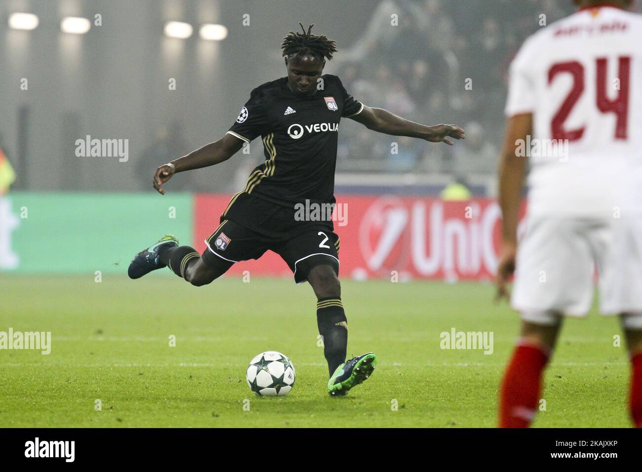 Mapou yanga-Mbiwa dell'Olympique Lyonnais in azione durante la partita di calcio dell'UEFA Champions League Group H tra Olympique Lyonnais (OL) e FC Sevilla al Parc Olympique Lyonnais di DÃƒÂ-Charpieu vicino Lione, nel sud-est della Francia, il 7 dicembre 2016. (Foto di Elyxandro Cegarra/NurPhoto) *** Please use Credit from Credit Field *** Foto Stock