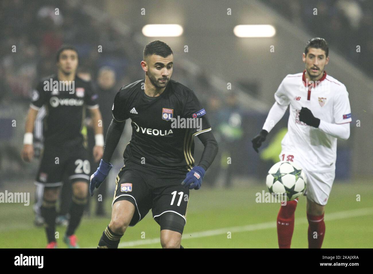 Il centrocampista algerino francese di Lione Rachid Ghezzal durante la partita di calcio UEFA Champions League Group H tra Olympique Lyonnais (OL) e FC Sevilla al Parc Olympique Lyonnais di DÃƒÂ-Charpieu vicino Lione, Francia sudorientale, il 7 dicembre 2016. (Foto di Elyxandro Cegarra/NurPhoto) *** Please use Credit from Credit Field *** Foto Stock