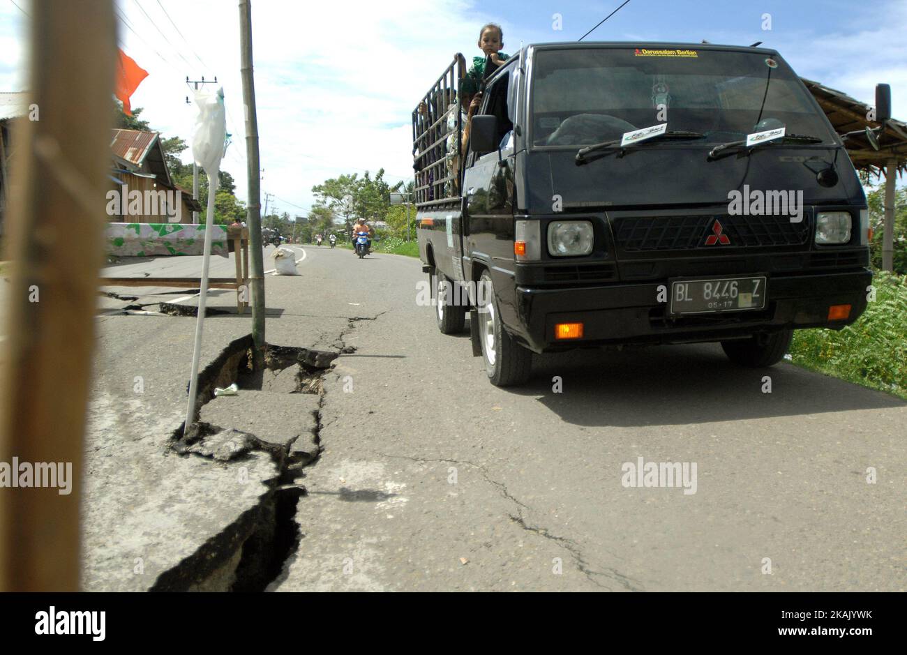 I residenti che passano il tratto di strada danneggiato con un veicolo dopo un forte terremoto il Mercoledì mattina qui a Pidie Jaya, provincia di Aceh, Indonesia, 10 dicembre 2016. (Foto di Dasril Roszandi/NurPhoto) *** Please use Credit from Credit Field *** Foto Stock