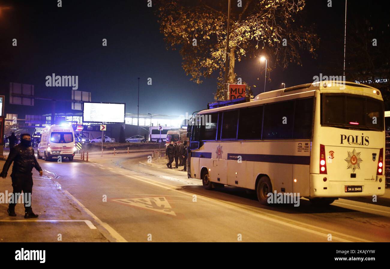 20 poliziotti sono stati feriti in un'azione dinamitardo a Istanbul, in Turchia, il 10 dicembre 2016. 2 bombe sono esplose contro la polizia che lavora accanto allo stadio Besiktas. Un gran numero di ambulanze sono state inviate sulla scena. La scena del crimine è stata chiusa dalla polizia. (Foto di Erhan Demirtas/NurPhoto) *** Please use Credit from Credit Field *** Foto Stock