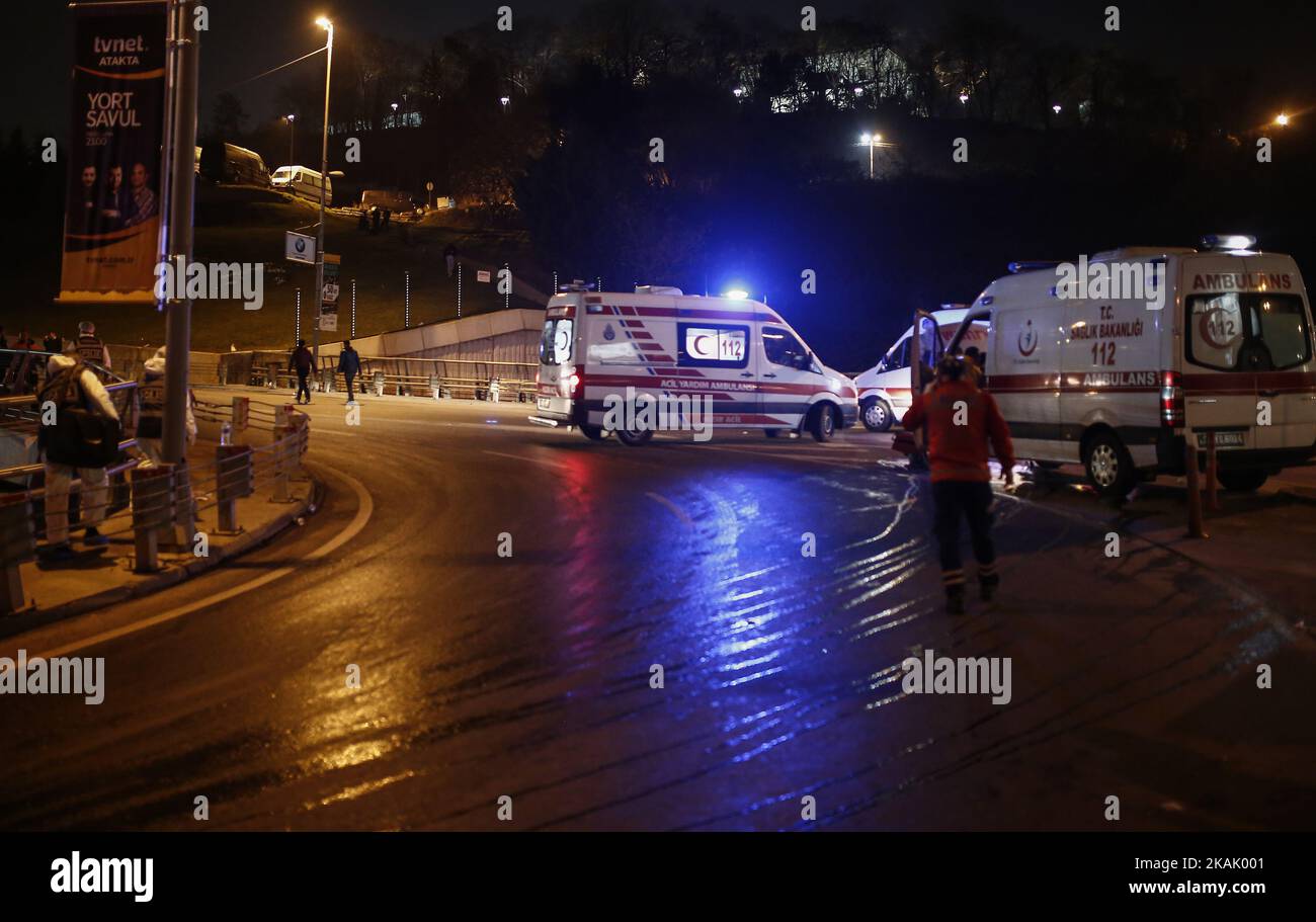 20 poliziotti sono stati feriti in un'azione dinamitardo a Istanbul, in Turchia, il 10 dicembre 2016. 2 bombe sono esplose contro la polizia che lavora accanto allo stadio Besiktas. Un gran numero di ambulanze sono state inviate sulla scena. La scena del crimine è stata chiusa dalla polizia. (Foto di Erhan Demirtas/NurPhoto) *** Please use Credit from Credit Field *** Foto Stock