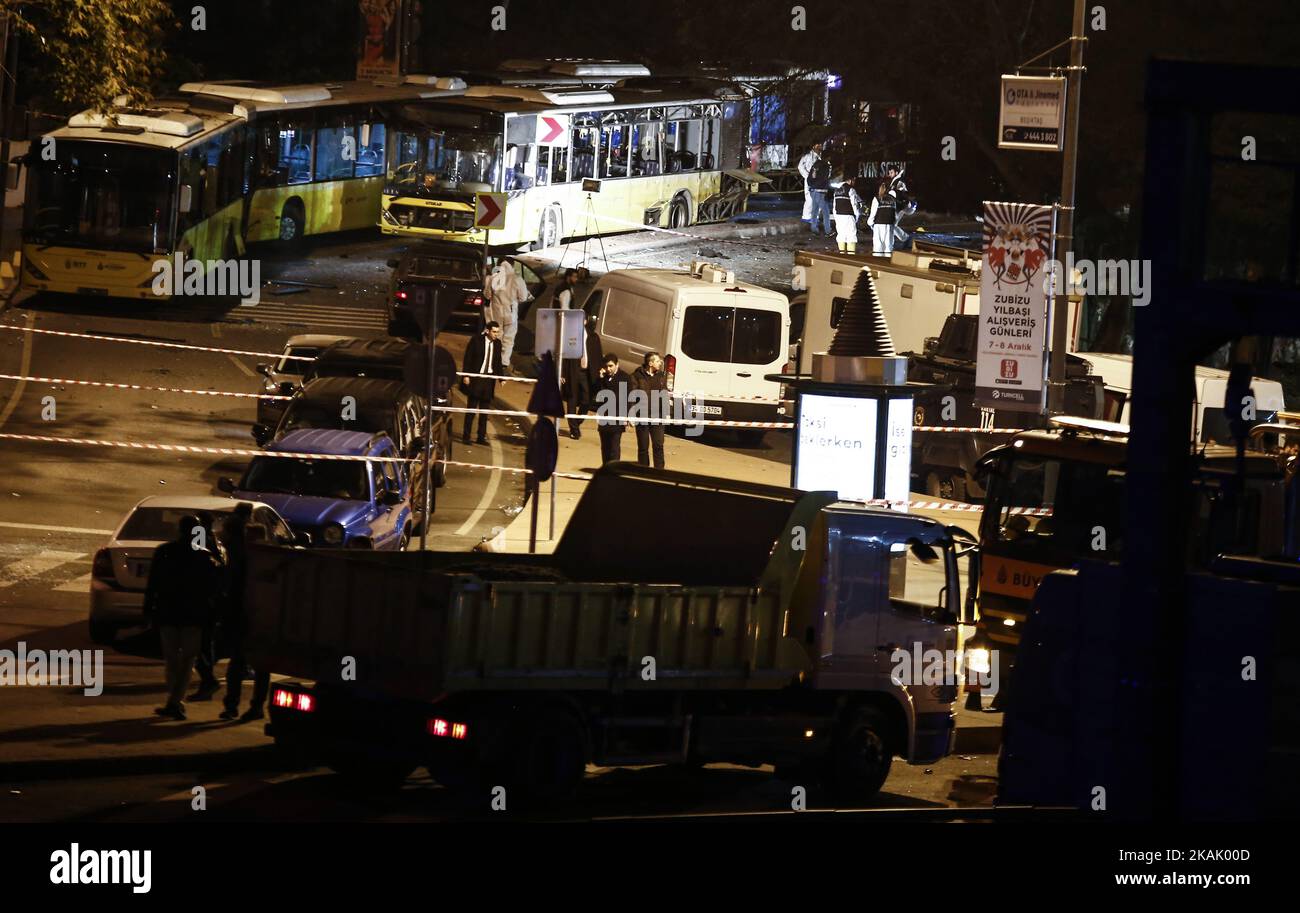 20 poliziotti sono stati feriti in un'azione dinamitardo a Istanbul, in Turchia, il 10 dicembre 2016. 2 bombe sono esplose contro la polizia che lavora accanto allo stadio Besiktas. Un gran numero di ambulanze sono state inviate sulla scena. La scena del crimine è stata chiusa dalla polizia. (Foto di Erhan Demirtas/NurPhoto) *** Please use Credit from Credit Field *** Foto Stock