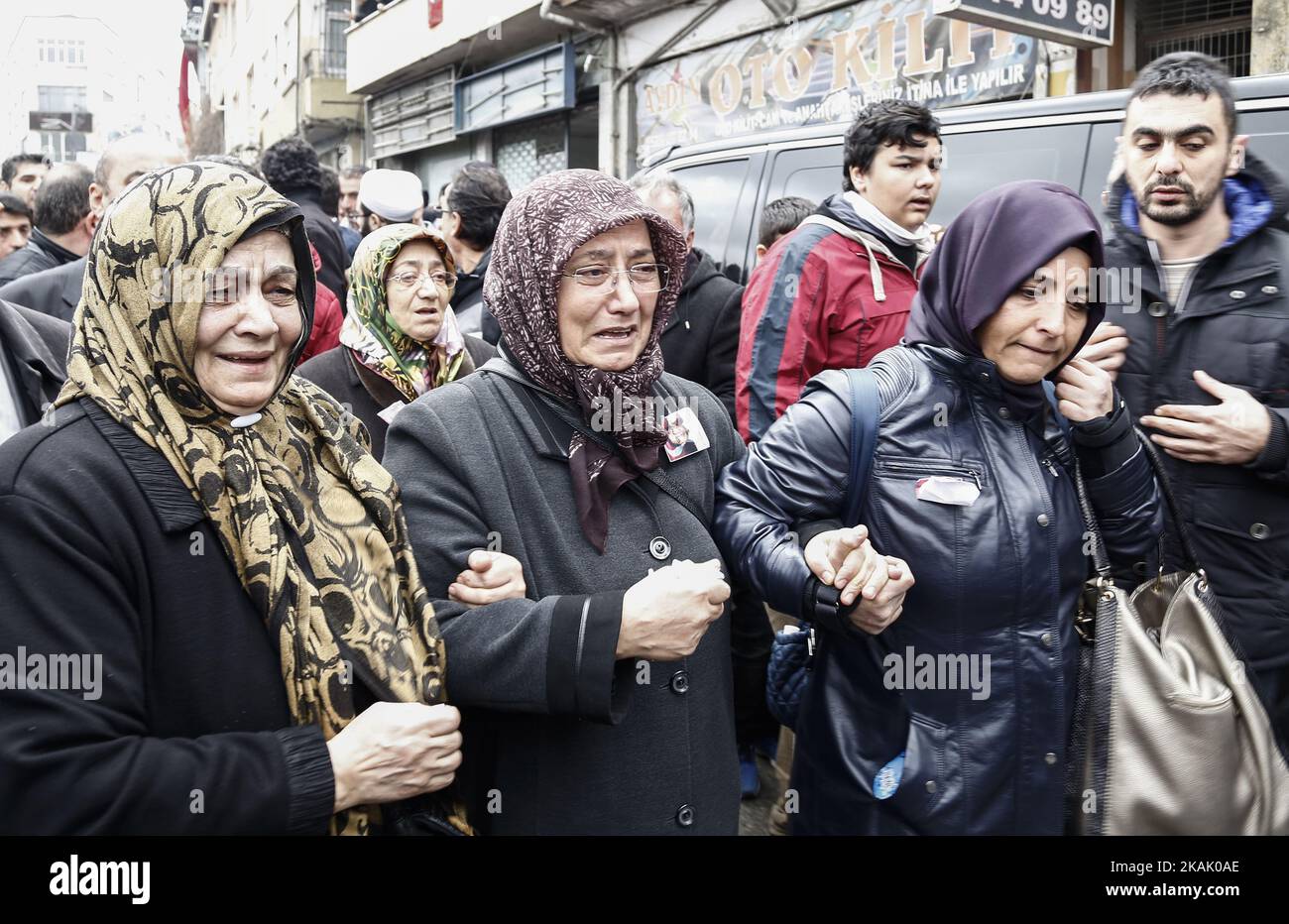 Persone il 12 dicembre 2016 durante il funerale del capo della polizia Kadir Yildirim, che è stato ucciso il 10 dicembre blasti a Istanbul. Il bilancio delle vittime dei bombardamenti gemelli di Istanbul nei pressi di un importante stadio di calcio è salito a 44, ha dichiarato il ministro della Sanità turco Recep Akdag il 12 dicembre 2016. (Foto di Erhan Demirtas/NurPhoto) *** Please use Credit from Credit Field *** Foto Stock