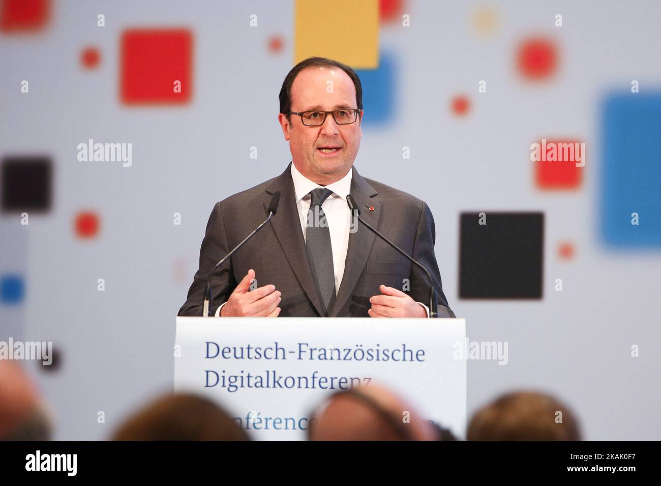 Il presidente francese Francois Hollande reagisce parlando al pubblico durante una conferenza digitale tedesco-francese al Ministero federale dell'economia e dell'energia a Berlino (Foto di Christian Marquardt/NurPhoto) (Foto di Christian Marquardt/NurPhoto) *** Please use Credit from Credit Field *** Foto Stock