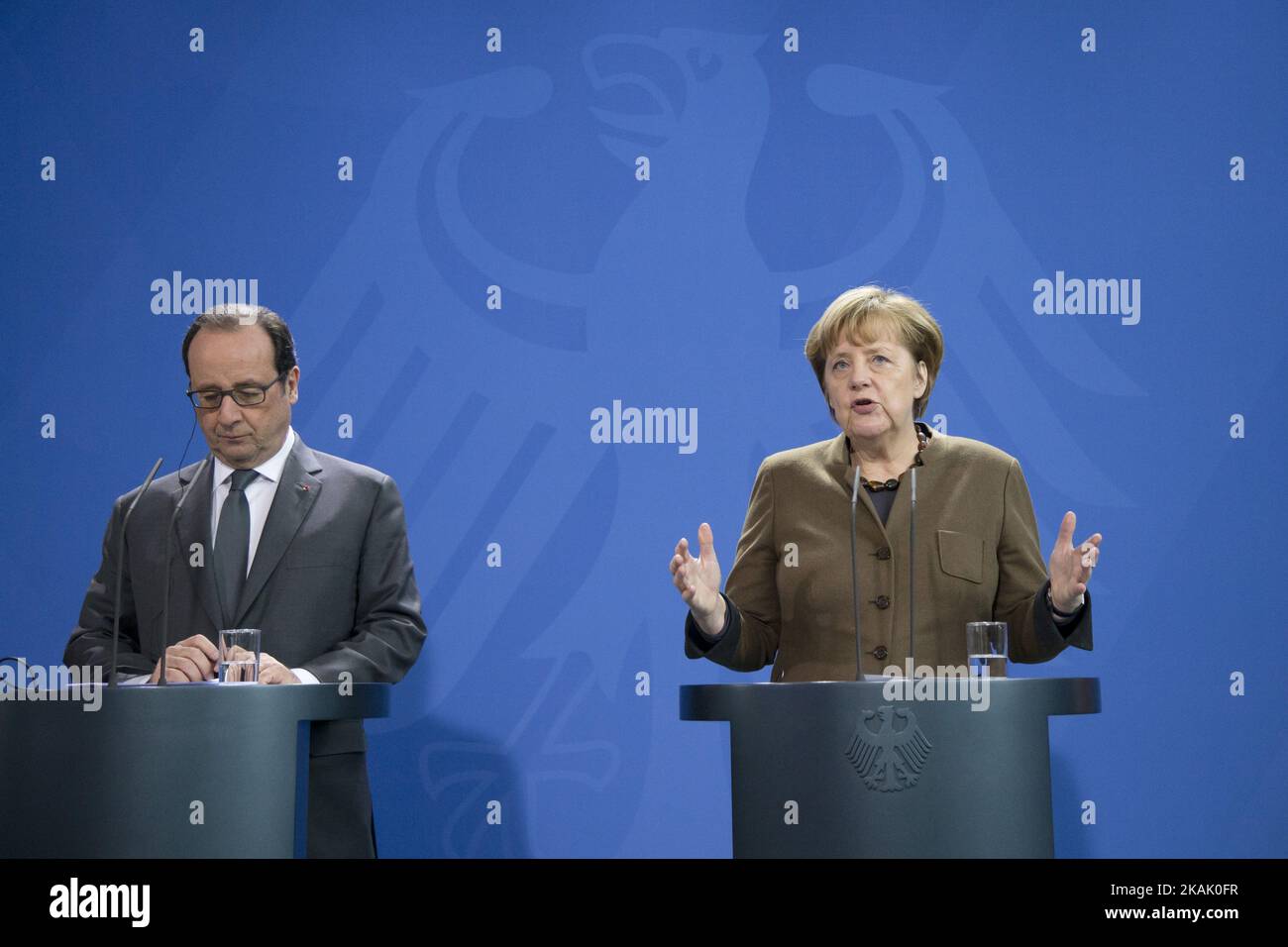 La cancelliera tedesca Angela Merkel e il presidente francese Francois Hollande sono stati raffigurati nel corso di una conferenza stampa tenutasi alla Cancelleria di Berlino il 13 dicembre 2016. (Foto di Emmanuele Contini/NurPhoto) *** Please use Credit from Credit Field *** Foto Stock