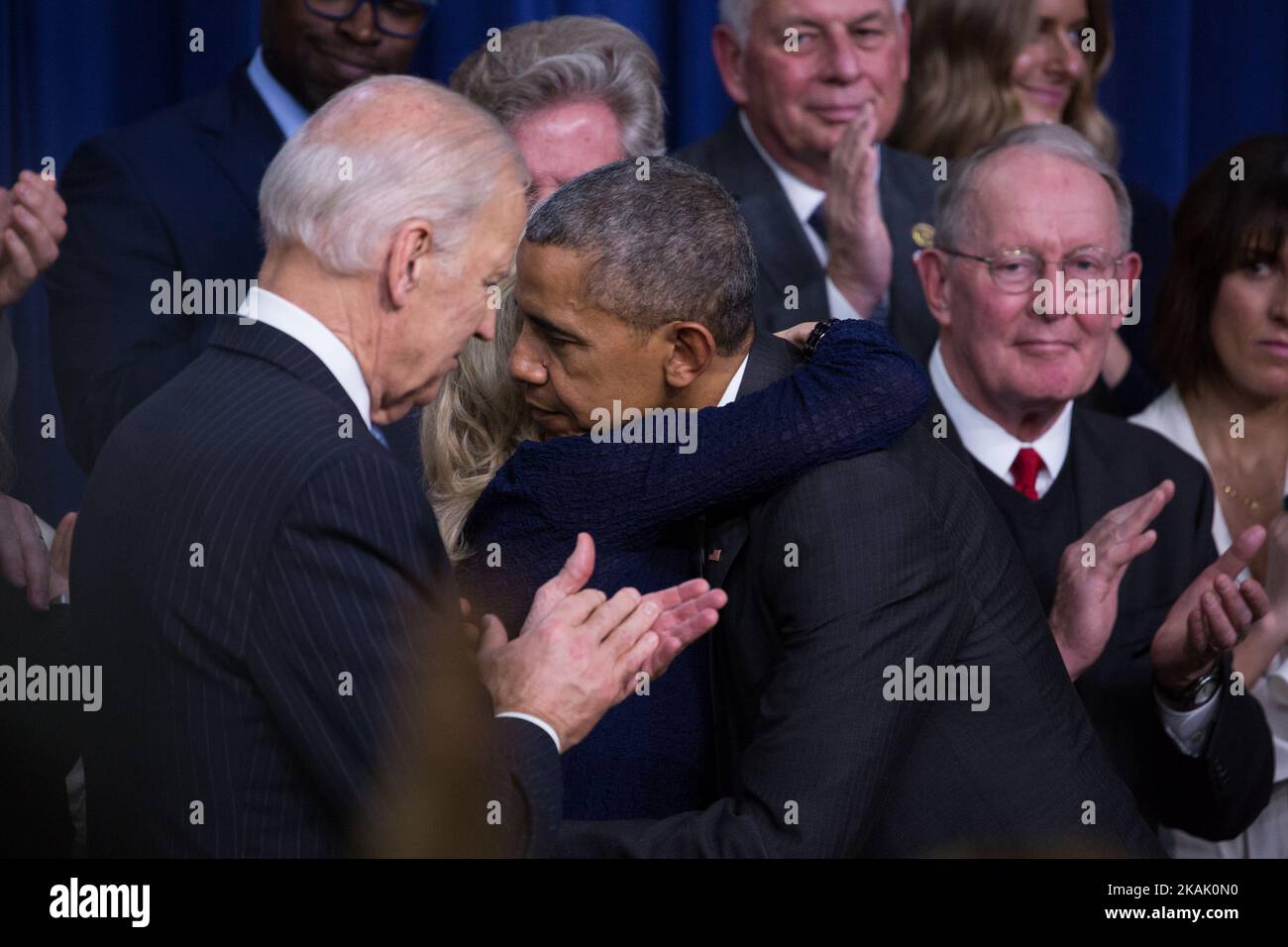 Il Presidente Barack Obama abbraccia il Dr. Jill Biden, dopo la firma del 21st ° secolo Cures Act, nel South Court Auditorium del Eisenhower Executive Office Building della Casa Bianca a Washington, DC. Il 13 dicembre 2016. La legislazione facilita lo sviluppo e l'approvazione di trattamenti sperimentali e di riforme della politica federale in materia di salute mentale. (Foto di Cheriss May/NurPhoto) *** Please use Credit from Credit Field *** Foto Stock