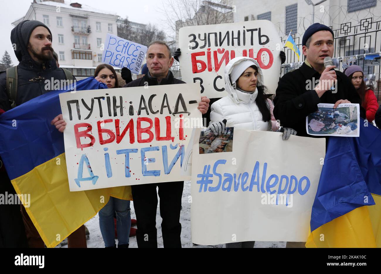 Gli attivisti hanno striscioni 'Putin (presidente russo Vladimir Putin) e Assad (presidente siriano Bashar al-Assad) sono assassini di bambini', 'Save Aleppo', E 'Putin esce dalla Siria e dall'Ucraina? Durante una manifestazione che chiede di fermare il bombardamento di Aleppo in Siria, di fronte all'ambasciata russa a Kyiv, Ucraina, 15 dicembre 2016. Gli attivisti si sono riuniti per mostrare solidarietà ai cittadini intrappolati di Aleppo in Siria e per chiedere di fermare il bombardamento di Aleppo in Siria. (Foto di Maxym Marusenko/NurPhoto) *** Please use Credit from Credit Field *** Foto Stock
