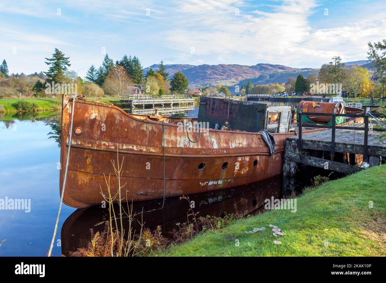 Vecchia imbarcazione arrugginita ormeggiata al canale di Caledonia, Fort Augustus, Scozia, Europa Foto Stock