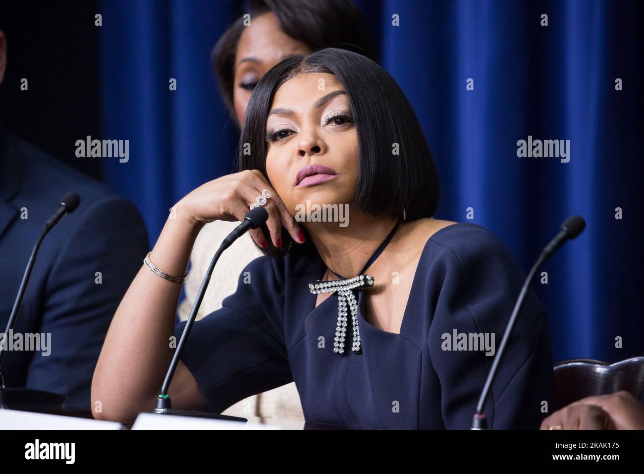 Giovedì 15th dicembre, nell'Auditorium della Corte Sud dell'Eisenhower Executive Office Building della Casa Bianca, l'attrice Taraji P. Henson, 'Hidden Figures', parla di un pannello sul film, un film biografico che racconta la storia dei pionieri della NASA Katherine Johnson, Dorothy Vaughn, E Mary Jackson, donne afroamericane il cui lavoro ha permesso i primi lanci di americani nello spazio. (Foto di Cheriss May/NurPhoto) *** Please use Credit from Credit Field *** Foto Stock