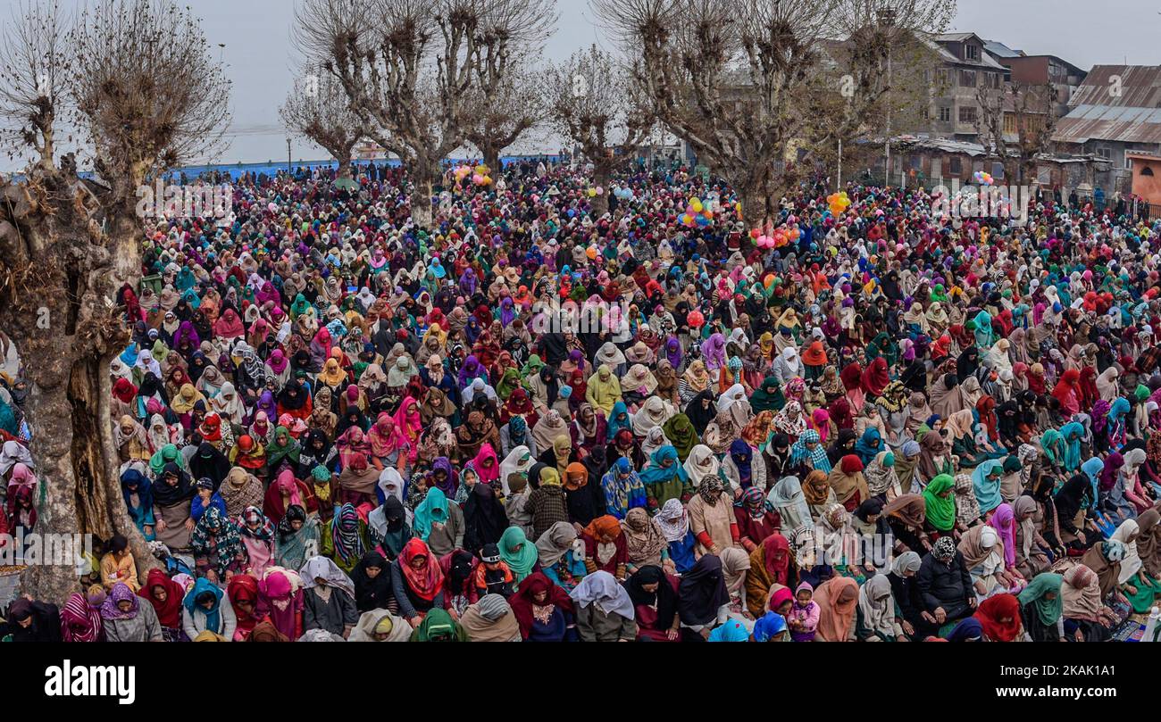 Le devote musulmane di Kashmiri offrono preghiere nel cortile del santuario di Hazratbal, il venerdì seguente Eid-e-Milad , o l'anniversario della nascita del Profeta Mohammad ( sallahu alaihi wasallam) il 16 dicembre 2016 a Srinagar, la capitale estiva degli indiani amministrati Kashmir, India. Migliaia di musulmani di Kashmiri si sono assaliti al santuario per pagare l'obbedienza il venerdì seguente l'Eid-e-Milad , o il compleanno del Profeta Maometto per avere lo sguardo della Santa reliquia creduta essere il sussurro dalla barba del Profeta Maometto. La reliquia viene visualizzata ai devoti su i Foto Stock