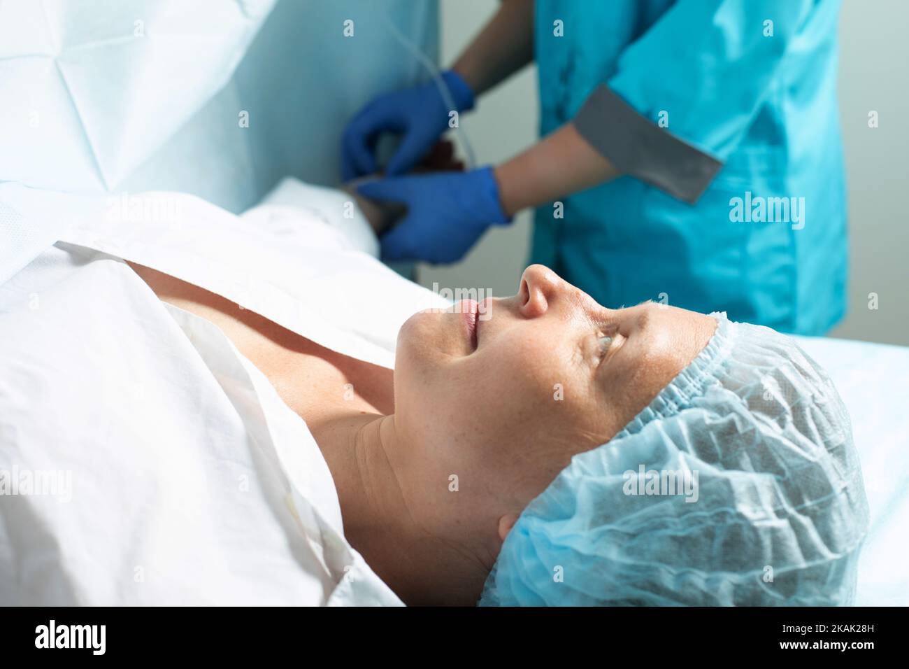 Paziente in sala operatoria in ospedale, pronto per la sezione cesareo Foto Stock