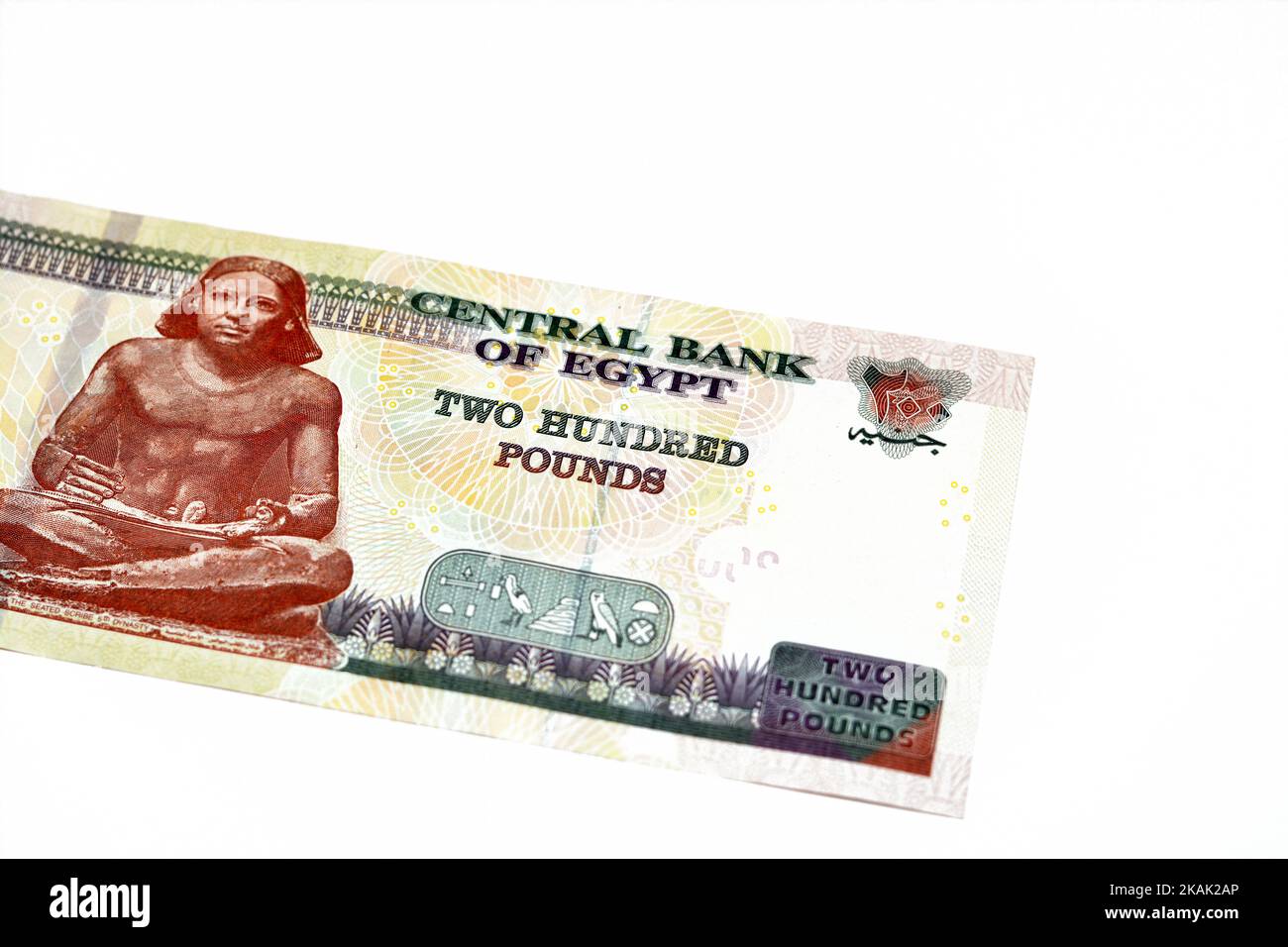 Lato opposto di 200 LE EGP duecento sterline egiziane denaro contante banconote serie 2022 caratteristiche lo scriba seduto dell'antico Egitto, fuoco selettivo di Foto Stock