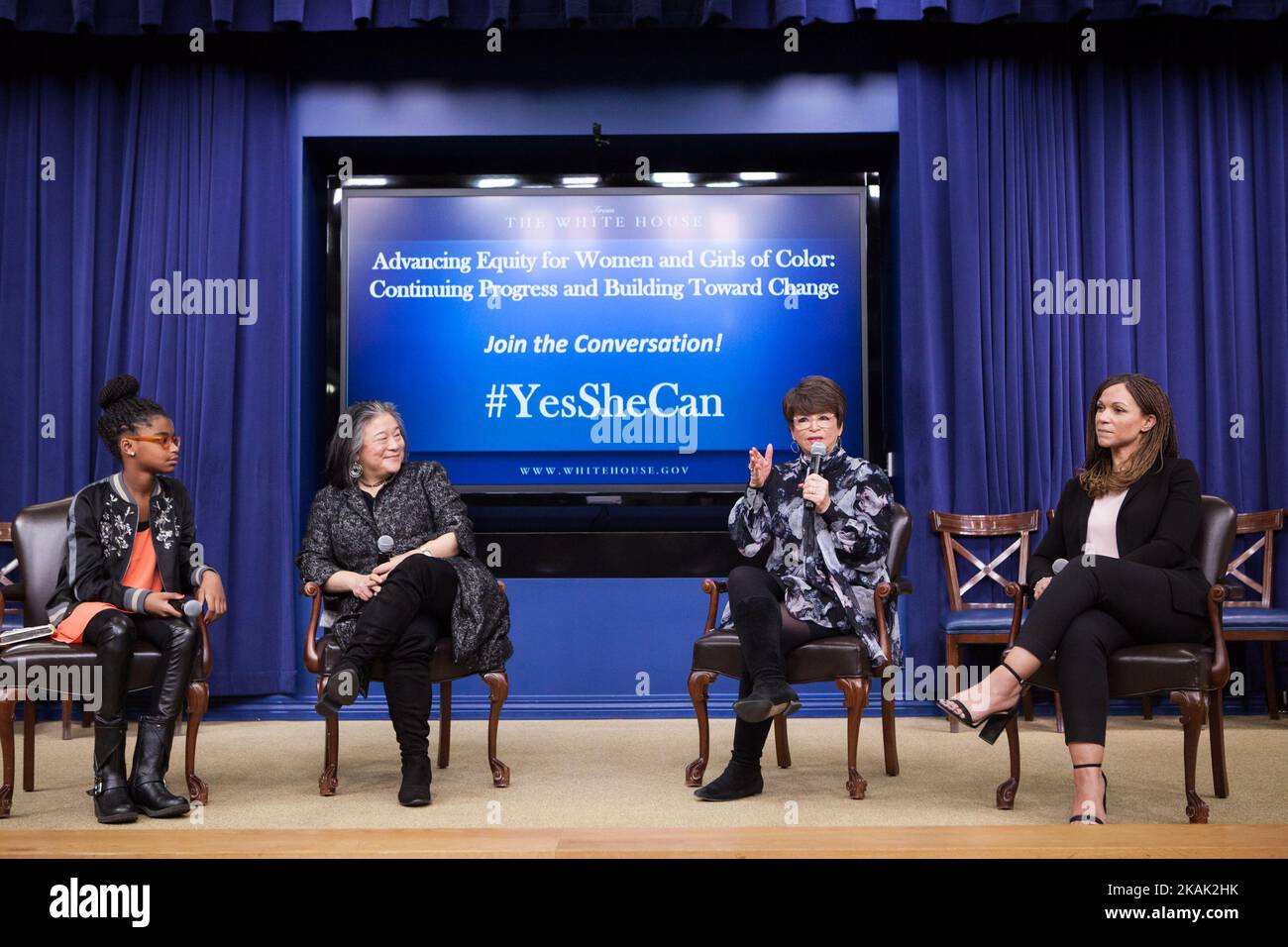 Nel South Court Auditorium dell'Eisenhower Executive Office Building della Casa Bianca di Washington DC, il 16 dicembre 2016, (l-r), 11 anni, Marley Dias, redattore ofÂ MarleyÂ Mag, ELLE Magazine, Tina Tchen, Assistente del Presidente, Capo di Stato maggiore della First Lady e Direttore del White House Council on Women and Girls, Valerie Jarrett, Senior Advisor del Presidente e Presidente del White House Council on Women and Girls, e Melissa Harris-Perry, Editor-at-Large, ELLE Magazine, hanno partecipato a: Â Poltrona con ELLE - Lezioni, Leadership e Legacy: Il viaggio verso opportu Foto Stock