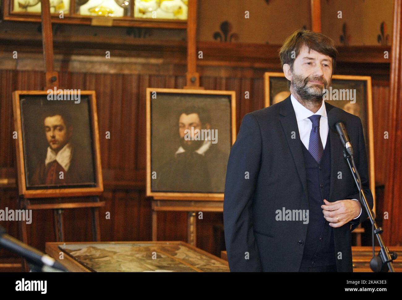 Dario Franceschini, ministro italiano dei Beni culturali e del Turismo, partecipa alla cerimonia di consegna di 17 dipinti rubati al Museo di Castelvecchio, a Kiev, Ucraina, il 21 dicembre 2016. Un totale di 17 dipinti rubati al museo del Museo Italiano di Castelvecchio di Verona nel 2015 sono stati consegnati dal presidente ucraino Petro Poroshenko a funzionari italiani. I dipinti sono stati trattenuti dalle guardie di frontiera ucraine durante un tentativo di trasferirli in Moldova nel maggio 2016. (Foto di Str/NurPhoto) *** Please use Credit from Credit Field *** Foto Stock