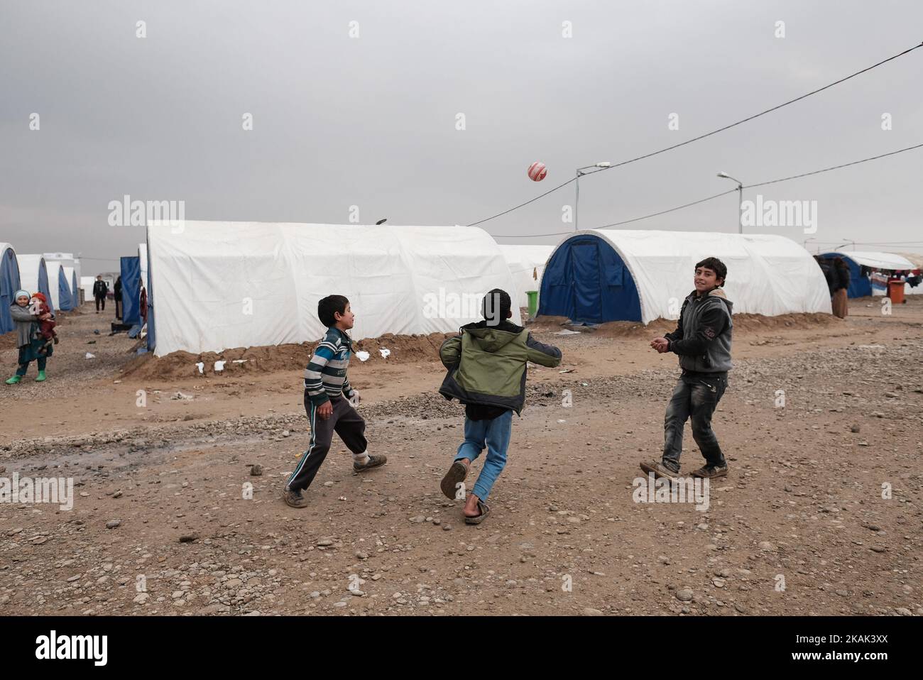 Foto scattata nel campo di Qayyarah Jadah vicino al campo di Qayyarah Jadah il 23 dicembre 2016. Ragazzi che giocano a calcio. A due mesi dall'operazione militare per riconsiderare la città dallo Stato islamico dell'Iraq e dal Levante (ISIL), la crisi di Mosul continua ad avere un impatto umanitario significativo. I bisogni umanitari sono gravi tra le famiglie sfollate dentro e fuori dai campi, i vulnerabili residenti delle comunità appena ritirate e le persone che fuggono dai combattimenti nella città di Mosul. Lo sfollamento attuale è salito a 110.000 persone. Più di tre quarti delle famiglie sfollate si trovano nei campi e nei luoghi di emergenza, mentre i resti Foto Stock