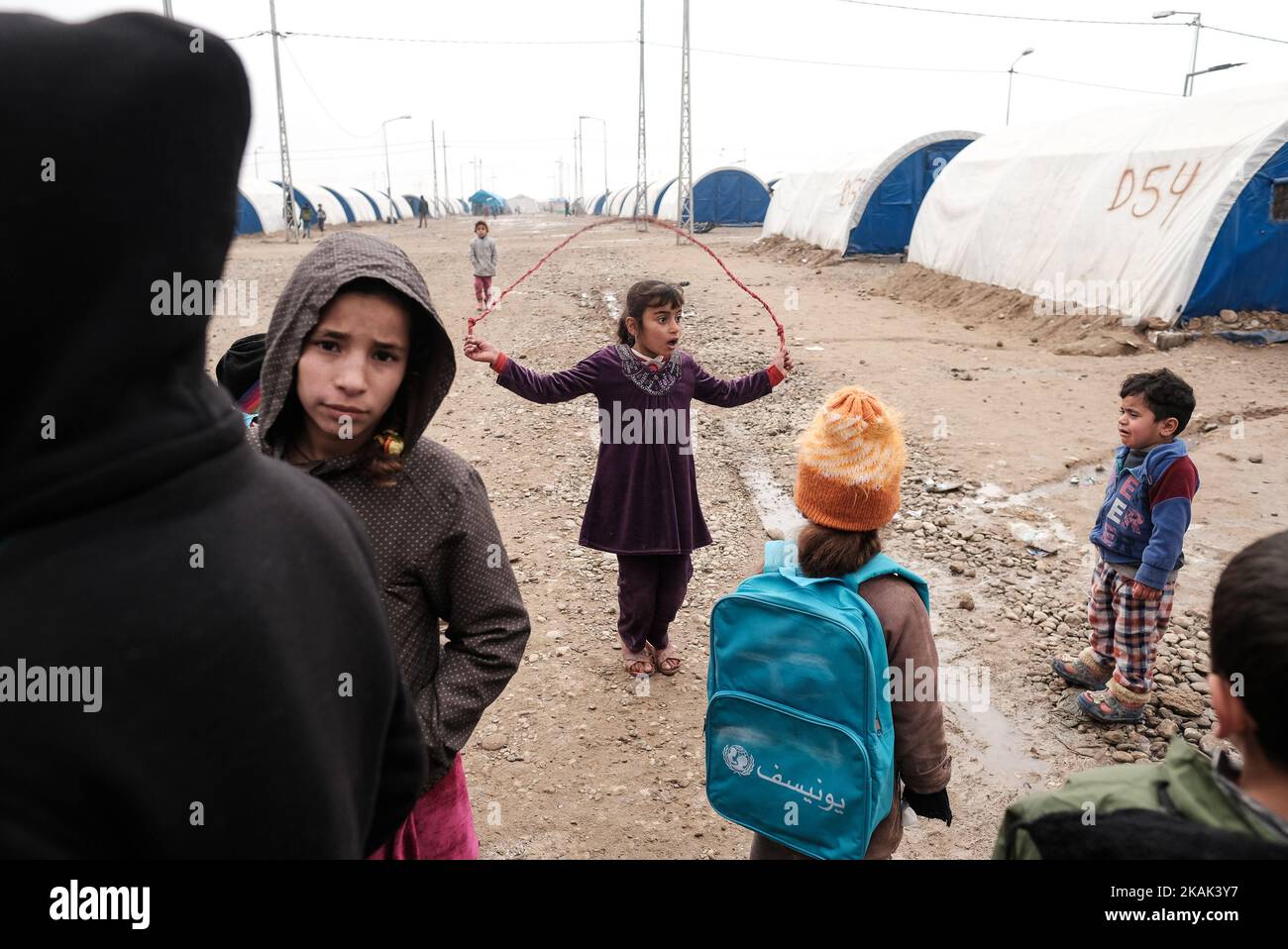 Foto scattata nel campo di Qayyarah Jadah vicino al campo di Qayyarah Jadah il 23 dicembre 2016. A due mesi dall'operazione militare per riconsiderare la città dallo Stato islamico dell'Iraq e dal Levante (ISIL), la crisi di Mosul continua ad avere un impatto umanitario significativo. I bisogni umanitari sono gravi tra le famiglie sfollate dentro e fuori dai campi, i vulnerabili residenti delle comunità appena ritirate e le persone che fuggono dai combattimenti nella città di Mosul. Lo sfollamento attuale è salito a 110.000 persone. Più di tre quarti delle famiglie sfollate si trovano nei campi e nei luoghi di emergenza, mentre le altre si trovano nella communità ospitante Foto Stock