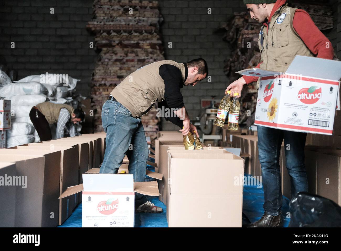 Volontari della ONG irachena RNVDO distribuzione di aiuti umanitari nel loro magazzino a Erbil, il 25 dicembre 2016. Le scatole contenenti i kit per l'igiene e il cibo saranno distribuite tra i civili che hanno dovuto fuggire dalle provincie tormentate dell'Iraq ma anche tornare alle loro case. Con decine di migliaia di persone provenienti da Mosul che ora si aggiungono ai quattro milioni di sfollati interni già presenti nel paese, la crisi dello sfollamento di IraqÂ è insostenibile, ha dichiarato Mark Lattimer, direttore esecutivo di Â MRGÂ. Â poiché le temperature scendono e si impedisce a un gran numero di sfollati interni di registrarsi per ricevere aiuti di Stato, l’Iraq si trova di fronte a una tragedia umanitaria Th Foto Stock