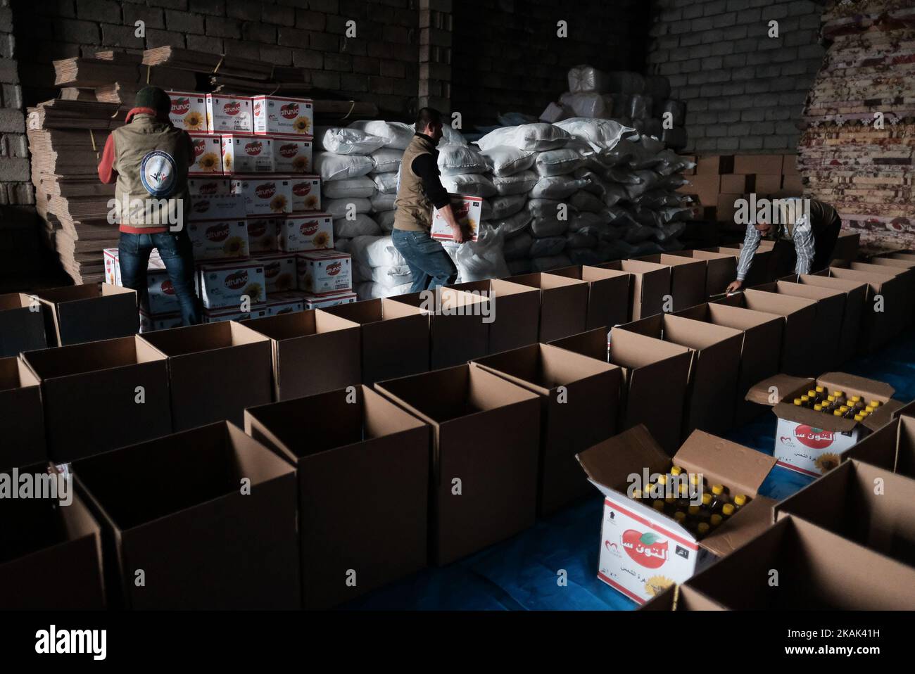 Volontari della ONG irachena RNVDO distribuzione di aiuti umanitari nel loro magazzino a Erbil, il 25 dicembre 2016. Le scatole contenenti i kit per l'igiene e il cibo saranno distribuite tra i civili che hanno dovuto fuggire dalle provincie tormentate dell'Iraq ma anche tornare alle loro case. Con decine di migliaia di persone provenienti da Mosul che ora si aggiungono ai quattro milioni di sfollati interni già presenti nel paese, la crisi dello sfollamento di IraqÂ è insostenibile, ha dichiarato Mark Lattimer, direttore esecutivo di Â MRGÂ. Â poiché le temperature scendono e si impedisce a un gran numero di sfollati interni di registrarsi per ricevere aiuti di Stato, l’Iraq si trova di fronte a una tragedia umanitaria Th Foto Stock