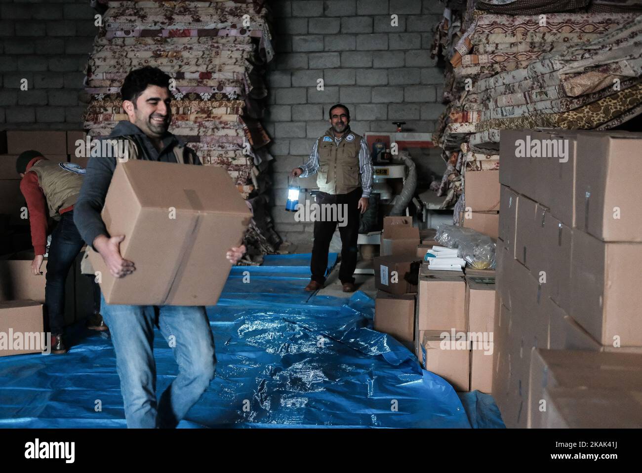 Volontari della ONG irachena RNVDO distribuzione di aiuti umanitari nel loro magazzino a Erbil, il 25 dicembre 2016. Le scatole contenenti i kit per l'igiene e il cibo saranno distribuite tra i civili che hanno dovuto fuggire dalle provincie tormentate dell'Iraq ma anche tornare alle loro case. Con decine di migliaia di persone provenienti da Mosul che ora si aggiungono ai quattro milioni di sfollati interni già presenti nel paese, la crisi dello sfollamento di IraqÂ è insostenibile, ha dichiarato Mark Lattimer, direttore esecutivo di Â MRGÂ. Â poiché le temperature scendono e si impedisce a un gran numero di sfollati interni di registrarsi per ricevere aiuti di Stato, l’Iraq si trova di fronte a una tragedia umanitaria Th Foto Stock