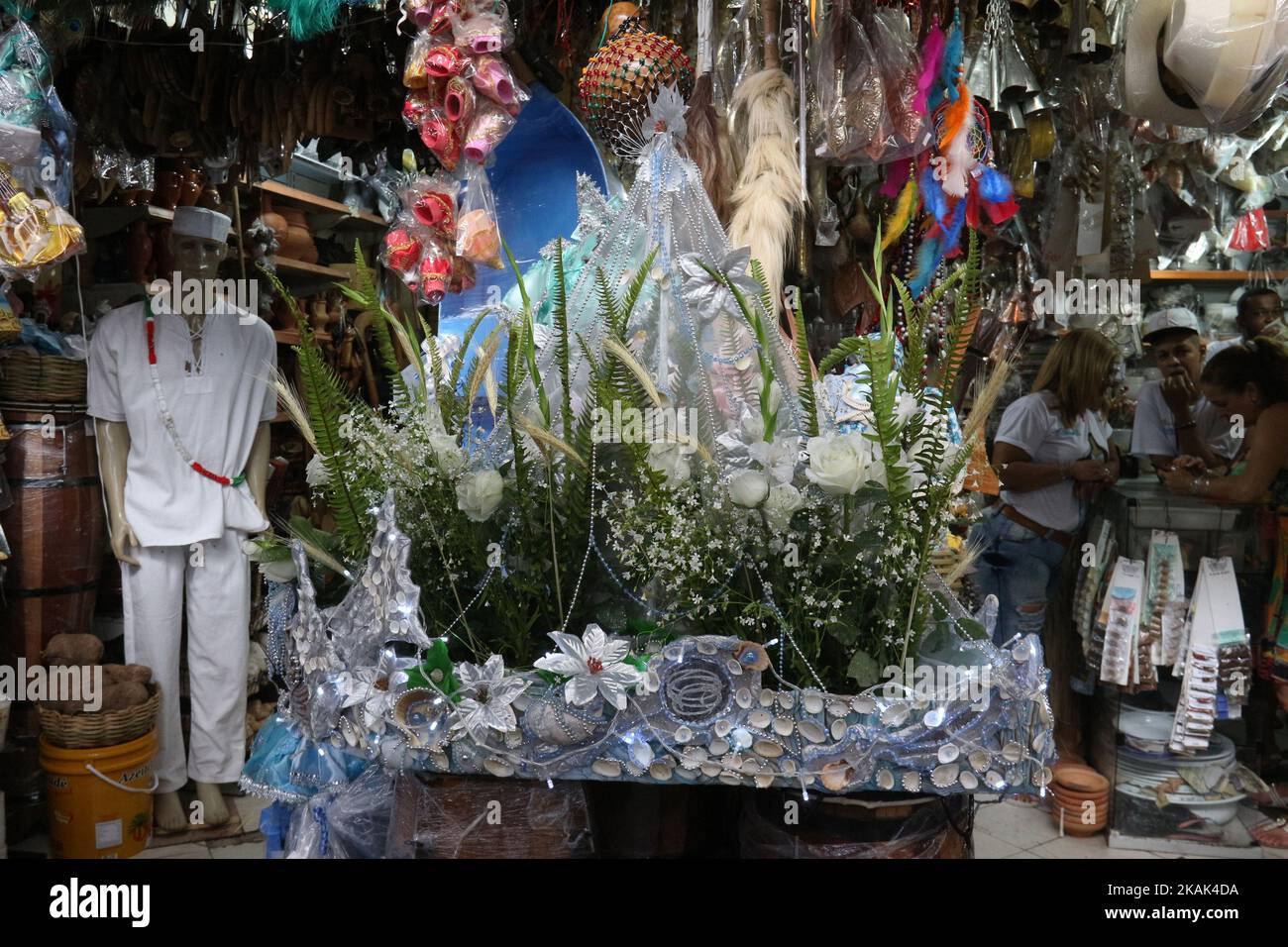 I negozi di articoli religiosi offrono barche in legno con offerte a IemanjÃ¡ a Rio de Janeiro, Brasile, 29 dicembre 2016. Le offerte sono portati al mare e i sacerdoti delle religioni di origine africana rimuovono articoli che potrebbero essere dannosi per il mare, come bottiglie e specchi e mettono in mare solo ciò che è biodegradabile. I devoti di umbanda e candomblÃ celebrano IemanjÃ¡, OrixÃ¡ conosciuta come Regina del Mare. Nella tradizione delle religioni brasiliane, della tonalità africana, i devoti fanno offerte per chiedere un nuovo anno prospero. La festa di IemanjÃ¡ tenuta da MercadÃ£o de Madureira prende un'immagine di approssimativamente Foto Stock