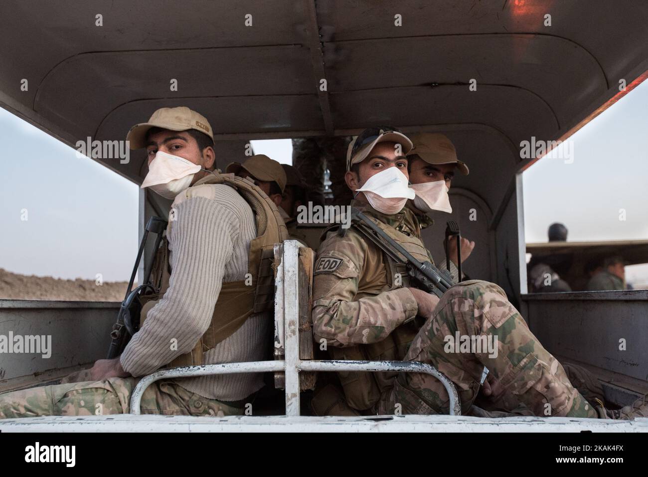 (10/17/2016) durante l'alba i primi carri armati e altri veicoli militari delle unità di Peshmerga si stanno muovendo verso i villaggi hold dell'ISIS Kaberli e Kharabat Sultan vicino a Qara Qosh (Foto di Sebastian Backhaus/NurPhoto) *** Please use Credit from Credit Field *** Foto Stock