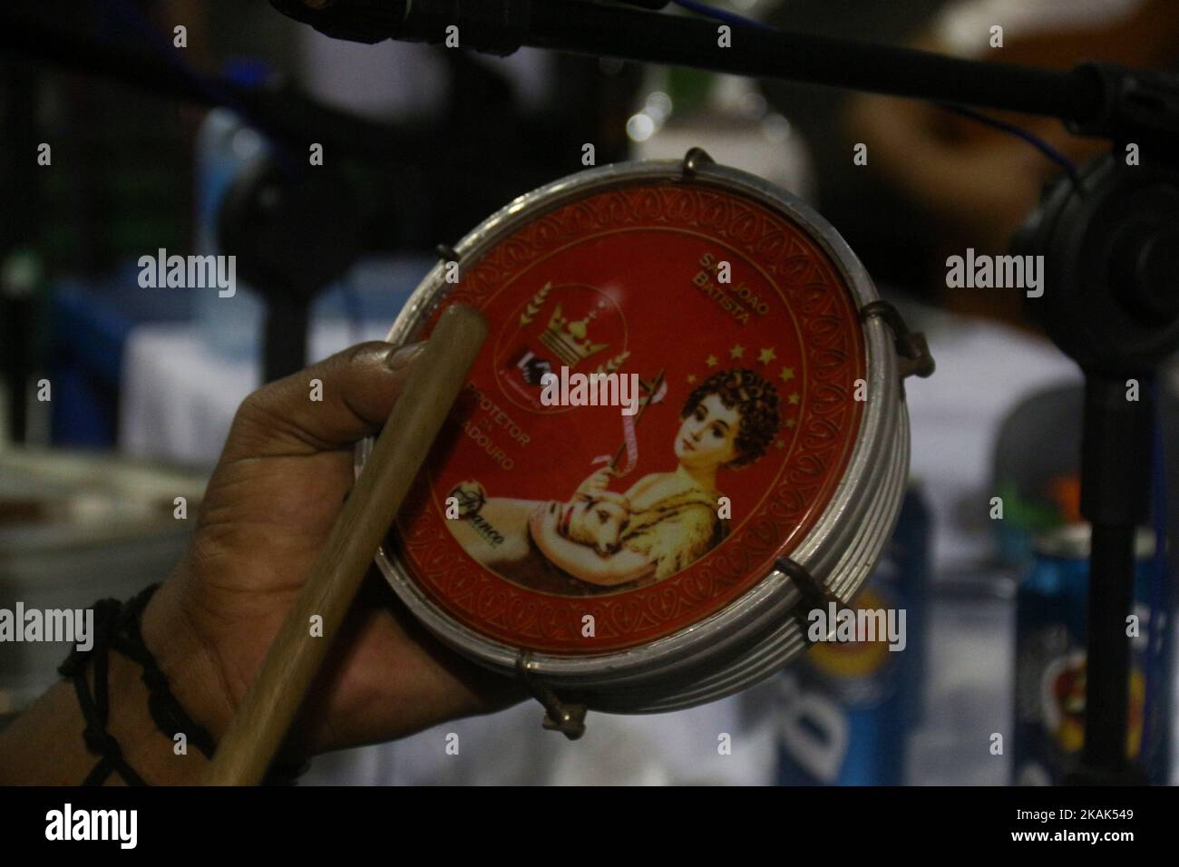 Samba fa parte della cultura Carioca e una delle città più tradizionali dei circoli di samba si trova a Pedra do SAL, dove in passato c'era un mercato degli schiavi. Era anche un punto in cui gli stevedores scaricano il sale portato dalle barche ancorate nelle vicinanze. Sul posto si riunirono grandi musicisti di samba, che entrarono nella storia della musica brasiliana, come Pixinguinha, Heitor dos Prazeres, Donga e JoÃ£o da Baiana. Attualmente, il luogo è un importante luogo turistico nella regione portuale di Rio e anche un punto di resistenza culturale, dove la cultura afro-brasiliana è presentata ai locali e tou Foto Stock