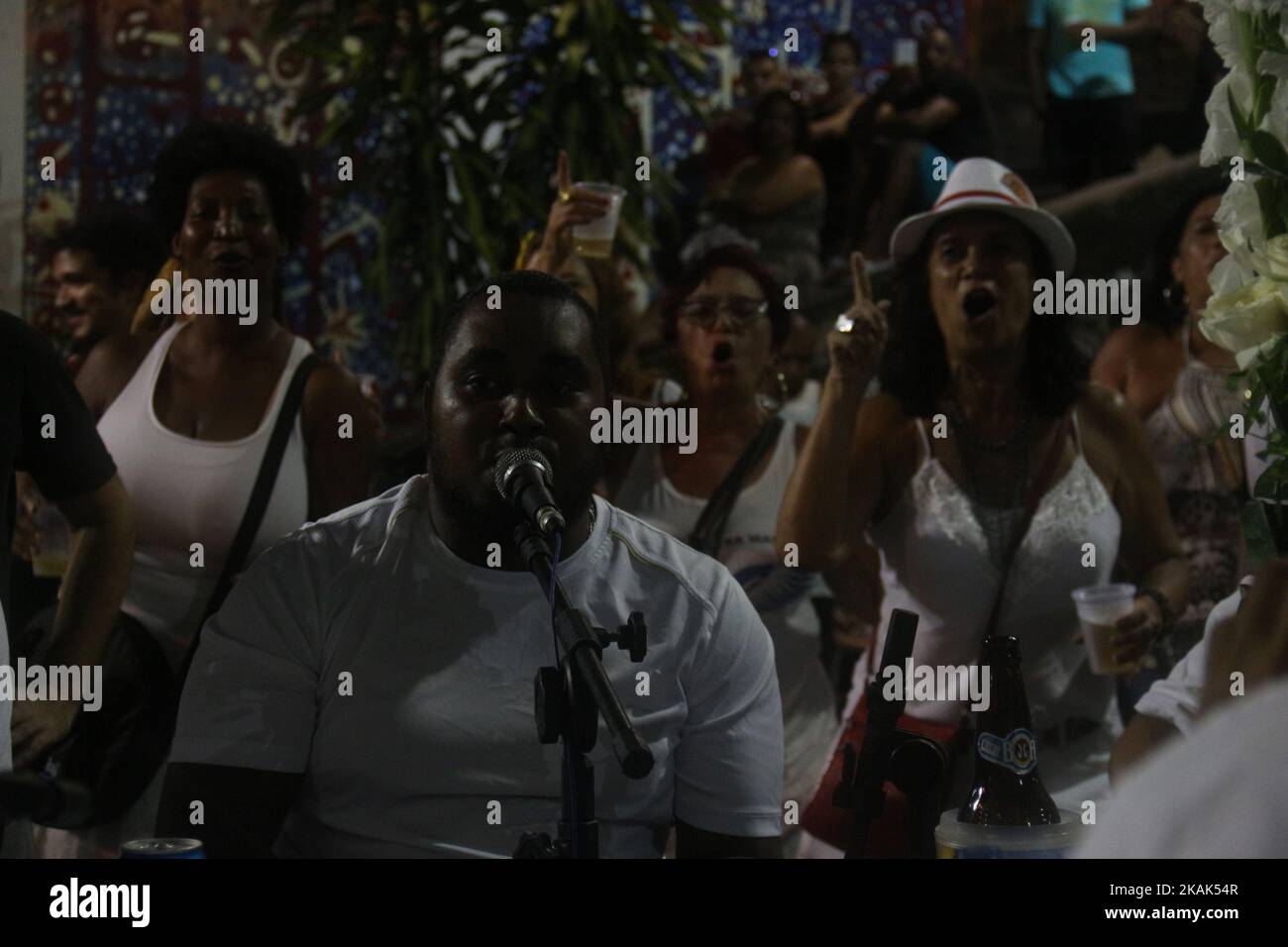 Samba fa parte della cultura Carioca e una delle città più tradizionali dei circoli di samba si trova a Pedra do SAL, dove in passato c'era un mercato degli schiavi. Era anche un punto in cui gli stevedores scaricano il sale portato dalle barche ancorate nelle vicinanze. Sul posto si riunirono grandi musicisti di samba, che entrarono nella storia della musica brasiliana, come Pixinguinha, Heitor dos Prazeres, Donga e JoÃ£o da Baiana. Attualmente, il luogo è un importante luogo turistico nella regione portuale di Rio e anche un punto di resistenza culturale, dove la cultura afro-brasiliana è presentata ai locali e tou Foto Stock