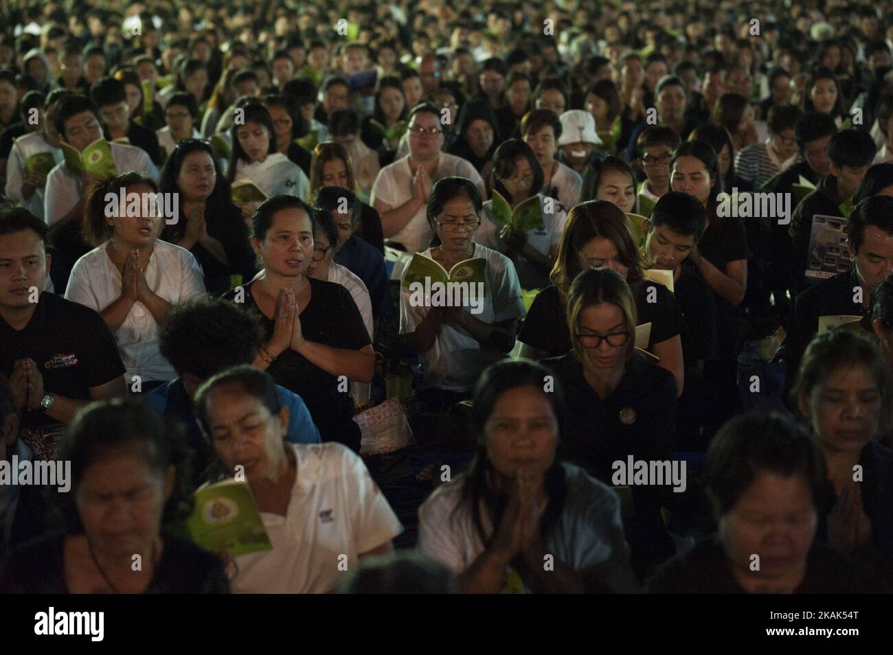 Preghiere del popolo thailandese durante il conto alla rovescia di Capodanno 2016 a Sanam Luang di fronte al Grand PalaceBangkok, Thailandia il 31 dicembre 2016. (Foto di Anusak Laowilas/NurPhoto) *** Please use Credit from Credit Field *** Foto Stock