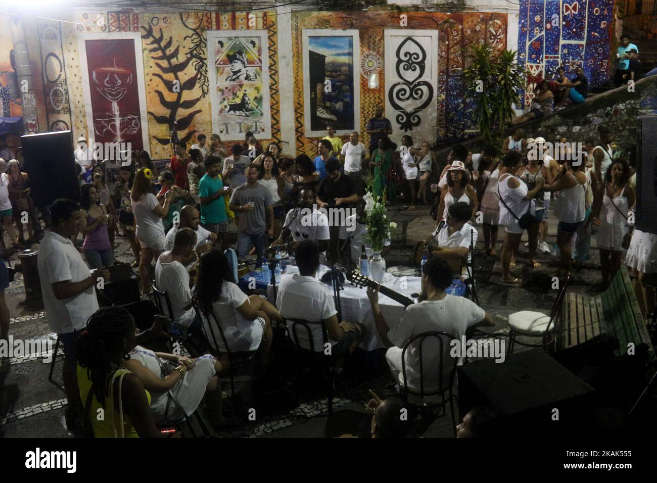 Samba fa parte della cultura Carioca e una delle città più tradizionali dei circoli di samba si trova a Pedra do SAL, dove in passato c'era un mercato degli schiavi. Era anche un punto in cui gli stevedores scaricano il sale portato dalle barche ancorate nelle vicinanze. Sul posto si riunirono grandi musicisti di samba, che entrarono nella storia della musica brasiliana, come Pixinguinha, Heitor dos Prazeres, Donga e JoÃ£o da Baiana. Attualmente, il luogo è un importante luogo turistico nella regione portuale di Rio e anche un punto di resistenza culturale, dove la cultura afro-brasiliana è presentata ai locali e tou Foto Stock