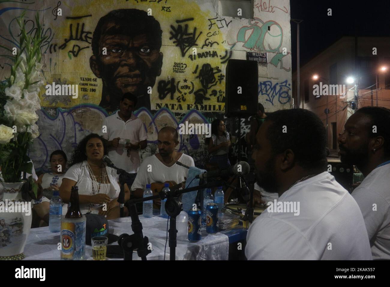Samba fa parte della cultura Carioca e una delle città più tradizionali dei circoli di samba si trova a Pedra do SAL, dove in passato c'era un mercato degli schiavi. Era anche un punto in cui gli stevedores scaricano il sale portato dalle barche ancorate nelle vicinanze. Sul posto si riunirono grandi musicisti di samba, che entrarono nella storia della musica brasiliana, come Pixinguinha, Heitor dos Prazeres, Donga e JoÃ£o da Baiana. Attualmente, il luogo è un importante luogo turistico nella regione portuale di Rio e anche un punto di resistenza culturale, dove la cultura afro-brasiliana è presentata ai locali e tou Foto Stock