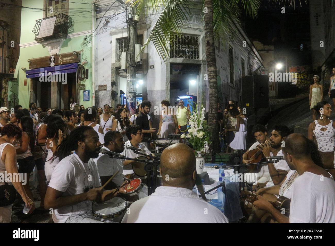 Samba fa parte della cultura Carioca e una delle città più tradizionali dei circoli di samba si trova a Pedra do SAL, dove in passato c'era un mercato degli schiavi. Era anche un punto in cui gli stevedores scaricano il sale portato dalle barche ancorate nelle vicinanze. Sul posto si riunirono grandi musicisti di samba, che entrarono nella storia della musica brasiliana, come Pixinguinha, Heitor dos Prazeres, Donga e JoÃ£o da Baiana. Attualmente, il luogo è un importante luogo turistico nella regione portuale di Rio e anche un punto di resistenza culturale, dove la cultura afro-brasiliana è presentata ai locali e tou Foto Stock