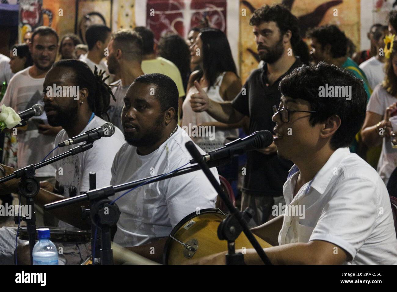 Samba fa parte della cultura Carioca e una delle città più tradizionali dei circoli di samba si trova a Pedra do SAL, dove in passato c'era un mercato degli schiavi. Era anche un punto in cui gli stevedores scaricano il sale portato dalle barche ancorate nelle vicinanze. Sul posto si riunirono grandi musicisti di samba, che entrarono nella storia della musica brasiliana, come Pixinguinha, Heitor dos Prazeres, Donga e JoÃ£o da Baiana. Attualmente, il luogo è un importante luogo turistico nella regione portuale di Rio e anche un punto di resistenza culturale, dove la cultura afro-brasiliana è presentata ai locali e tou Foto Stock
