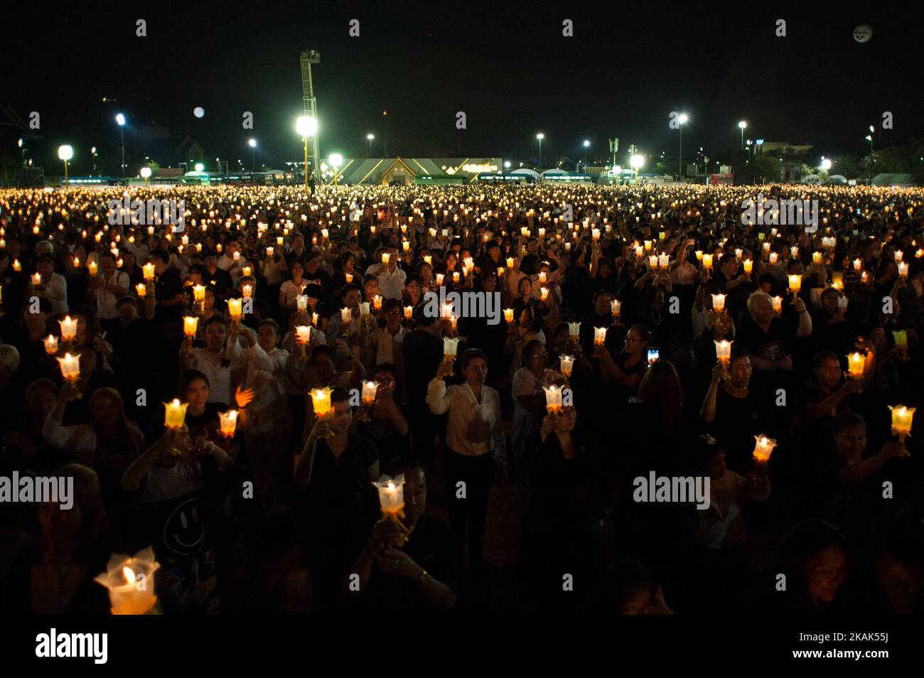 I thailandesi illuminano candele e preghiere durante il conto alla rovescia di Capodanno 2016 a Sanam Luang di fronte al Grand PalaceBangkok, Thailandia, il 31 dicembre 2016. (Foto di Anusak Laowilas/NurPhoto) *** Please use Credit from Credit Field *** Foto Stock