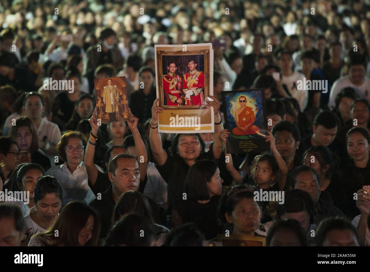 Le preghiere del popolo thailandese tengono in mano una foto il nuovo re tailandese Maha Vajiralongkorn Bodindradebayavarangkun e il defunto re Bhumibol Adulyadej durante il conto alla rovescia di Capodanno 2016 a Sanam Luang di fronte al Grand PalaceBangkok, Thailandia il 31 dicembre 2016. (Foto di Anusak Laowilas/NurPhoto) *** Please use Credit from Credit Field *** Foto Stock