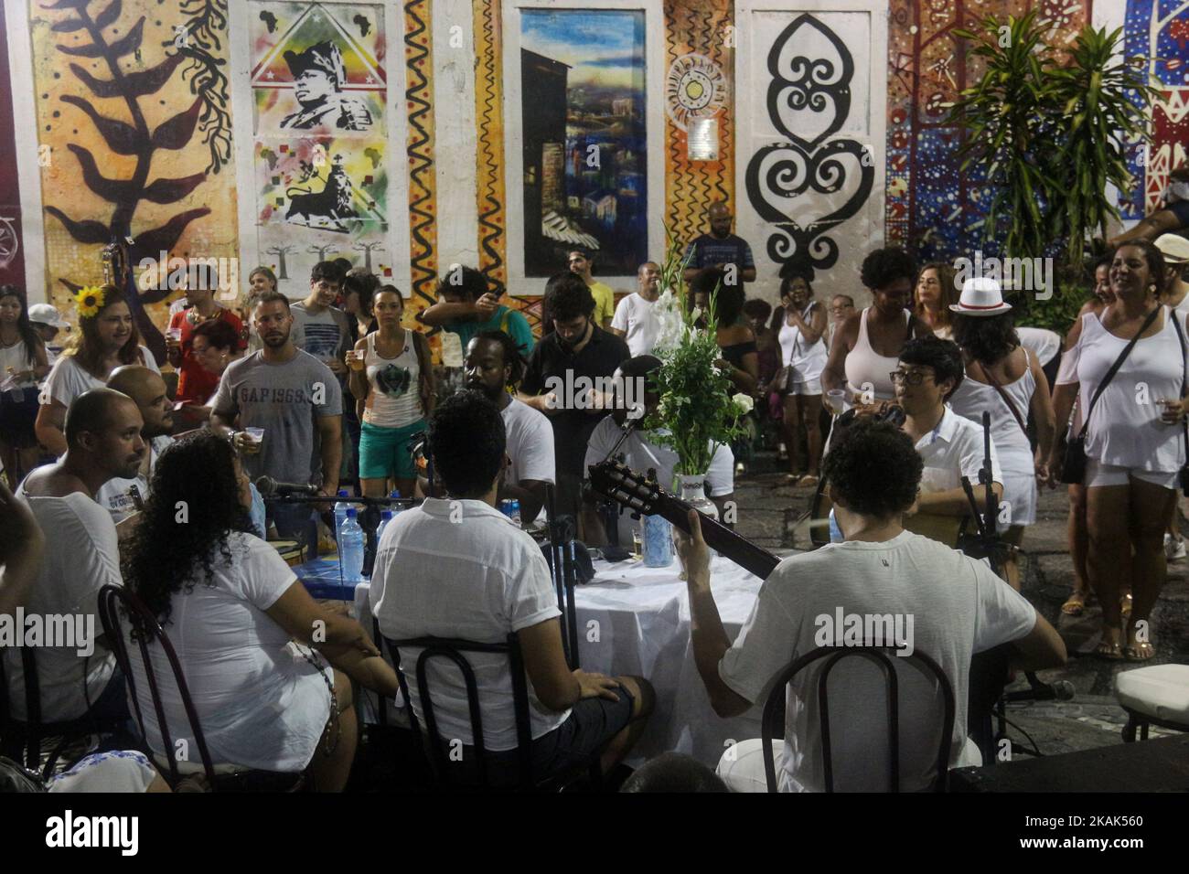 Samba fa parte della cultura Carioca e una delle città più tradizionali dei circoli di samba si trova a Pedra do SAL, dove in passato c'era un mercato degli schiavi. Era anche un punto in cui gli stevedores scaricano il sale portato dalle barche ancorate nelle vicinanze. Sul posto si riunirono grandi musicisti di samba, che entrarono nella storia della musica brasiliana, come Pixinguinha, Heitor dos Prazeres, Donga e JoÃ£o da Baiana. Attualmente, il luogo è un importante luogo turistico nella regione portuale di Rio e anche un punto di resistenza culturale, dove la cultura afro-brasiliana è presentata ai locali e tou Foto Stock