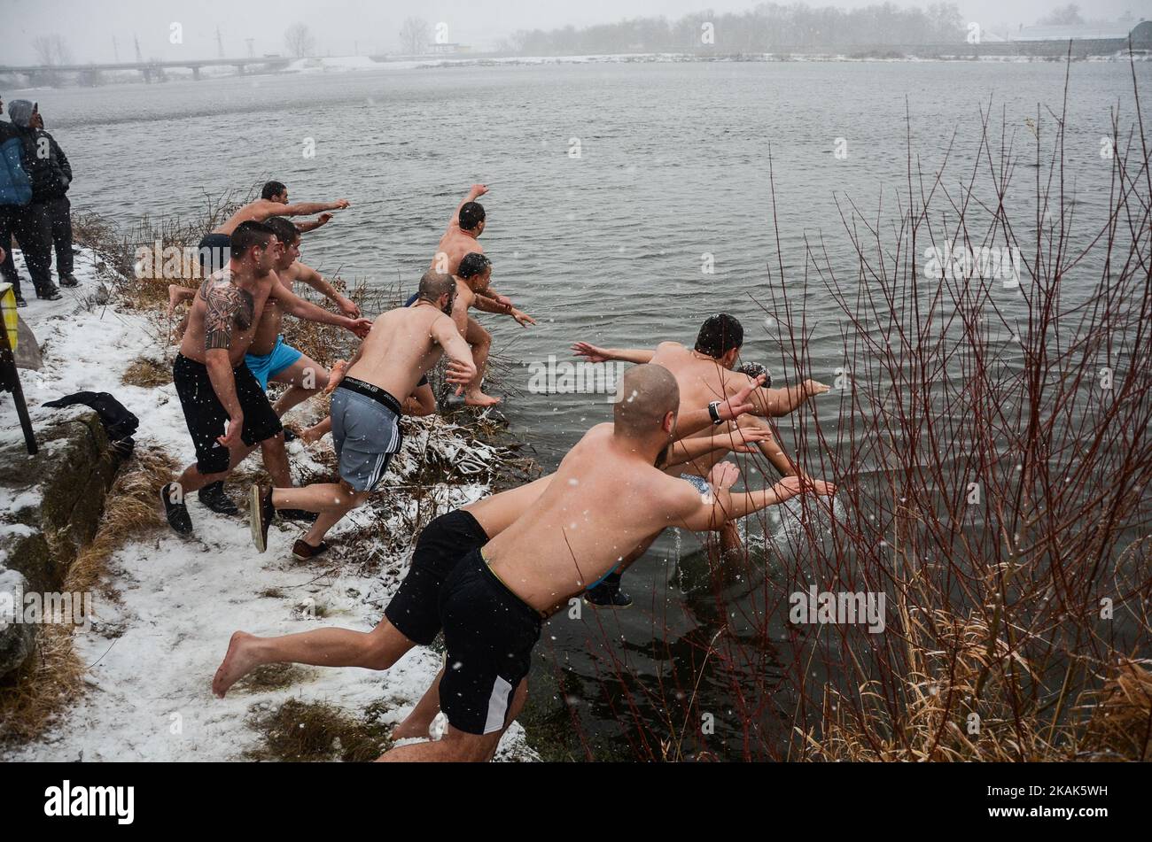 Festa dell'Epifania nei pressi della Bulgaria - confine turco durante la benedizione della cerimonia dell'acqua in occasione della Giornata ortodossa dell'Epifania, nella città di confine bulgara di Svilengrad, a circa 280 chilometri dalla capitale di Sofia il 6 gennaio 2017. Celebrazioni simili per il giorno dell'Epifania si svolgono in tutto il paese il 06 gennaio 2017 (Foto di Hristo Rusev/NurPhoto) *** si prega di utilizzare il credito dal campo di credito *** Foto Stock