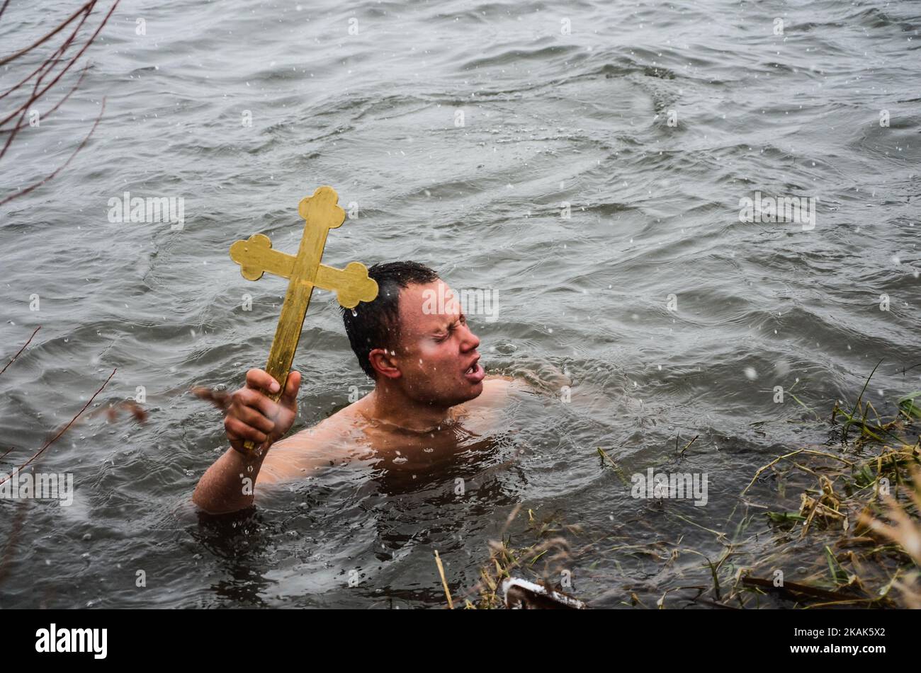 Dopo aver salvato la croce dalle acque ghiacciate del fiume Maritsa, Damyan Kostadinov ha lanciato un appello per un 2017 anno di pace senza attacchi terroristici o guerre. Festa dell'Epifania nei pressi della Bulgaria - confine turco durante la benedizione della cerimonia dell'acqua in occasione della Giornata ortodossa dell'Epifania, nella città di confine bulgara di Svilengrad, a circa 280 chilometri dalla capitale di Sofia il 6 gennaio 2017. Celebrazioni simili per il giorno dell'Epifania si svolgono in tutto il paese il 06 gennaio 2017 (Foto di Hristo Rusev/NurPhoto) *** si prega di utilizzare il credito dal campo di credito *** Foto Stock