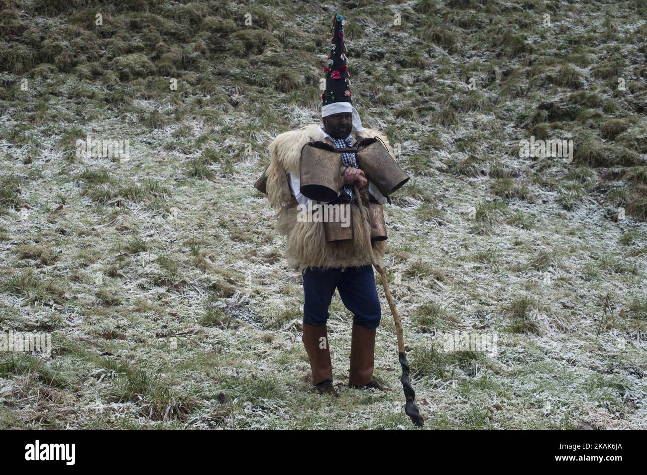 Gli zarramacos con le loro campane e gli abiti da pelliccia sono uno dei personaggi principali del primo festival invernale di carnevale di Vijanera il 8 gennaio 2017 a Silio, in provincia di Cantabria, Spagna. (Foto di Joaquin Gomez Sastre/NurPhoto) *** Please use Credit from Credit Field *** Foto Stock