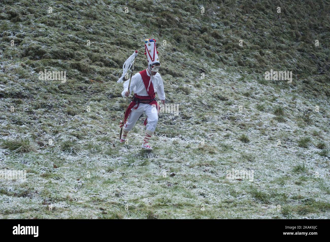 Una ballerina bianca scende da un salto in collina durante il primo carnevale dell'anno a Vijanera festival il 8 gennaio 2017 a Silio, in provincia di Cantabria, Spagna. (Foto di Joaquin Gomez Sastre/NurPhoto) *** Please use Credit from Credit Field *** Foto Stock