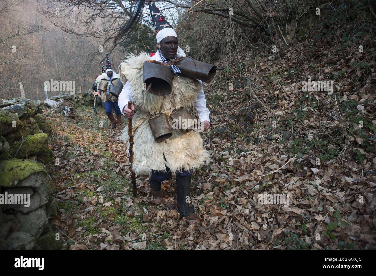 Gli zarramacos inseguono l'orso dalle montagne di Silio (Cantabria) nella parte del festival di Vijanera il 8 gennaio 2017 a Silio, in provincia di Cantabria, Spagna, considerato il primo carnevale dell'inverno in Europa, mentre suonano le campane che hanno appeso. (Foto di Joaquin Gomez Sastre/NurPhoto) *** Please use Credit from Credit Field *** Foto Stock