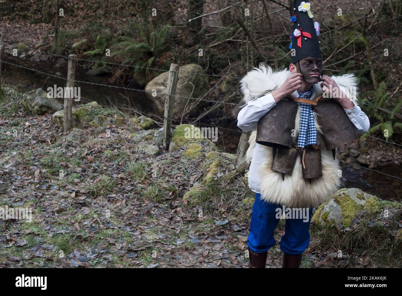 Uno zarramaco aggiusta il cappello prima di iniziare a partecipare al primo festival invernale di carnevale di Vijanera il 8 gennaio 2017 a Silio, in provincia di Cantabria, Spagna. (Foto di Joaquin Gomez Sastre/NurPhoto) *** Please use Credit from Credit Field *** Foto Stock