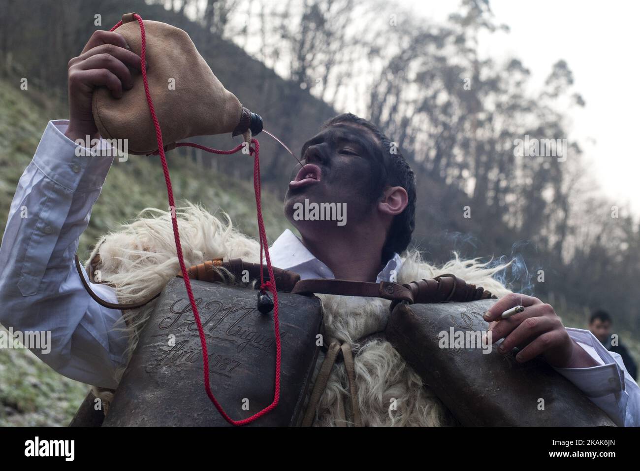 Uno dei partecipanti al primo carnevale invernale, Vijanera festival il 8 gennaio 2017 a Silio, in provincia di Cantabria, Spagna, beve un bicchiere di vino mentre si prepara a partecipare alla masquerade di quest'anno. (Foto di Joaquin Gomez Sastre/NurPhoto) *** Please use Credit from Credit Field *** Foto Stock