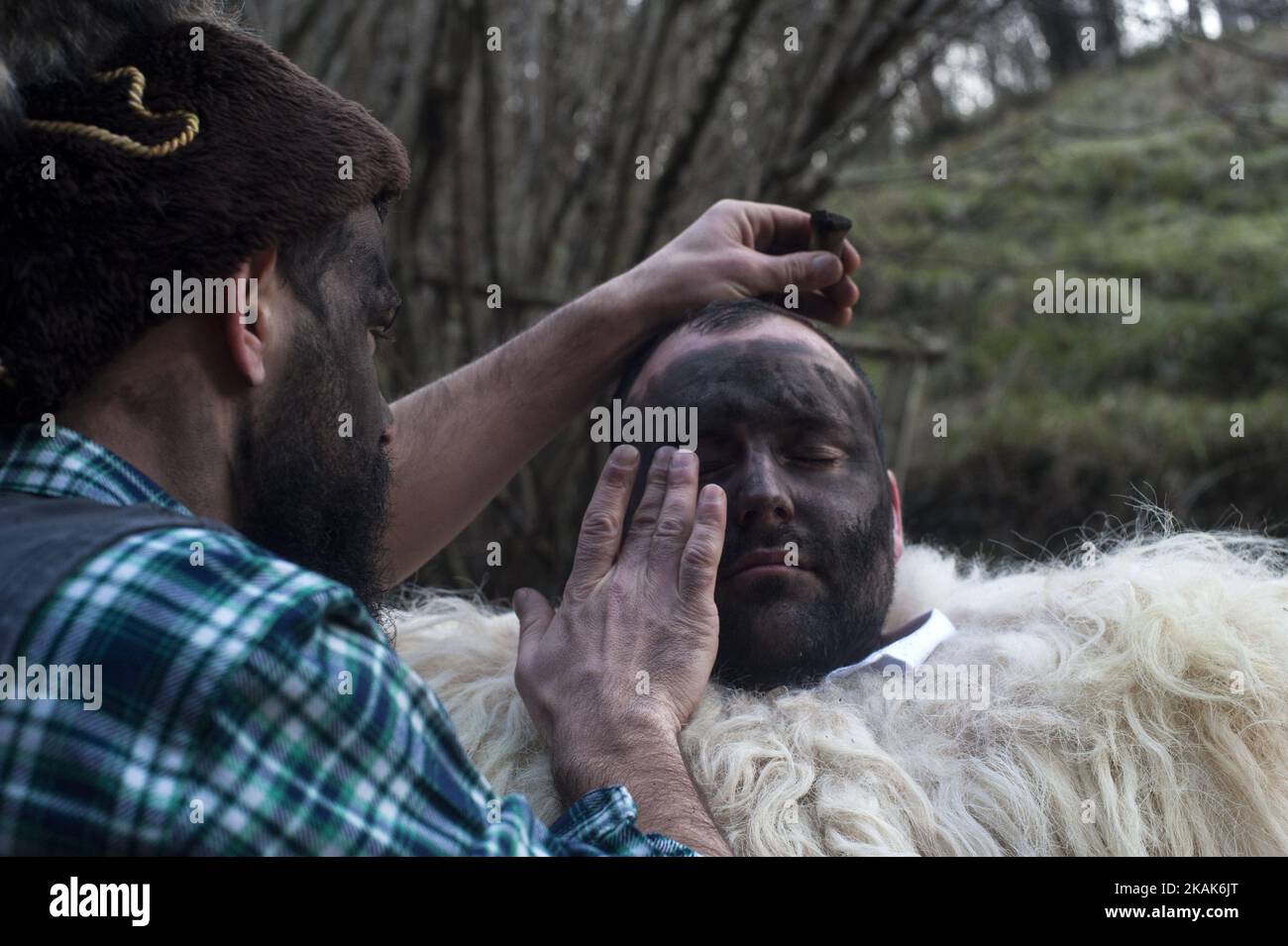 Gli zarramacos vestono e si compongono nella foresta prima di iniziare a celebrare la festa di Vijanera il 8 gennaio 2017 a Silio, in provincia di Cantabria, Spagna. (Foto di Joaquin Gomez Sastre/NurPhoto) *** Please use Credit from Credit Field *** Foto Stock