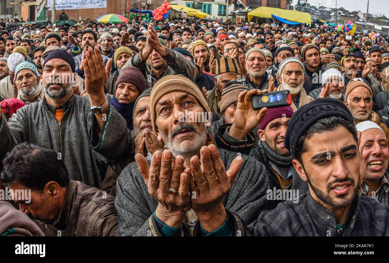 SRINAGAR, KASHMIR, INDIA - GENNAIO 10: I devoti musulmani di Kashmiri pregano guardando verso un chierico (non visto nella foto) che mostra la reliquia Santa creduta di essere di Sufi Saint fuori del santuario di Dastgeer Sahib in occasione dell'Urs annuale (anniversario di nascita) Del 11th ° secolo predicatore Sufi Sheikh Abdul Qadir Jeelani il 10 gennaio 2017 a Srinagar, la capitale estiva del Kashmir controllato indiano, India. Migliaia di musulmani di Kashmiri Sufi si sono riuniti martedì al santuario di Jeelani, conosciuto anche come Shah-e-Baghdad (re di Baghdad), il santuario è chiamato Dastegeer Sahib dopo il ti reverenziale Foto Stock