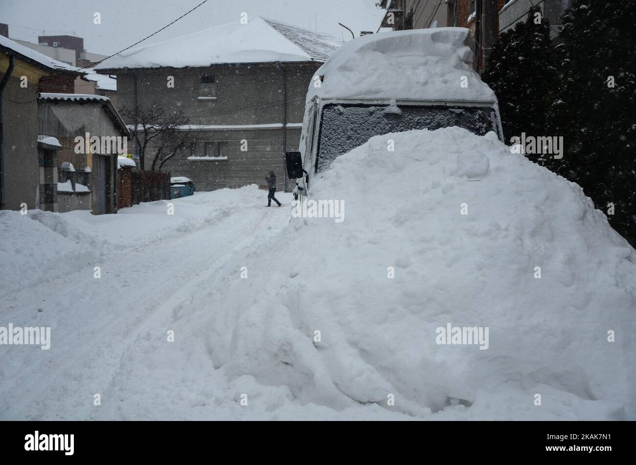 Paralizza la neve in Bulgaria. La neve ha raggiunto 40 - 70 mq in luoghi diversi, il movimento è limitato e in alcune regioni sono bloccati. Ci sono molti villaggi senza acqua, elettricità con un po' di cibo. Le temperature dell'aria hanno raggiunto i -10 gradi celsius e in questo fatto alcuni dei grandi fiumi lungo il paese sono congelati. Le persone nella città di confine bulgara di Svilengrad, circa 260 a est dalla capitale di Sofia, non hanno mai visto l'inverno come questo il 11 gennaio 2017 (Foto di Hristo Rusev/NurPhoto) *** Please use Credit from Credit Field *** Foto Stock