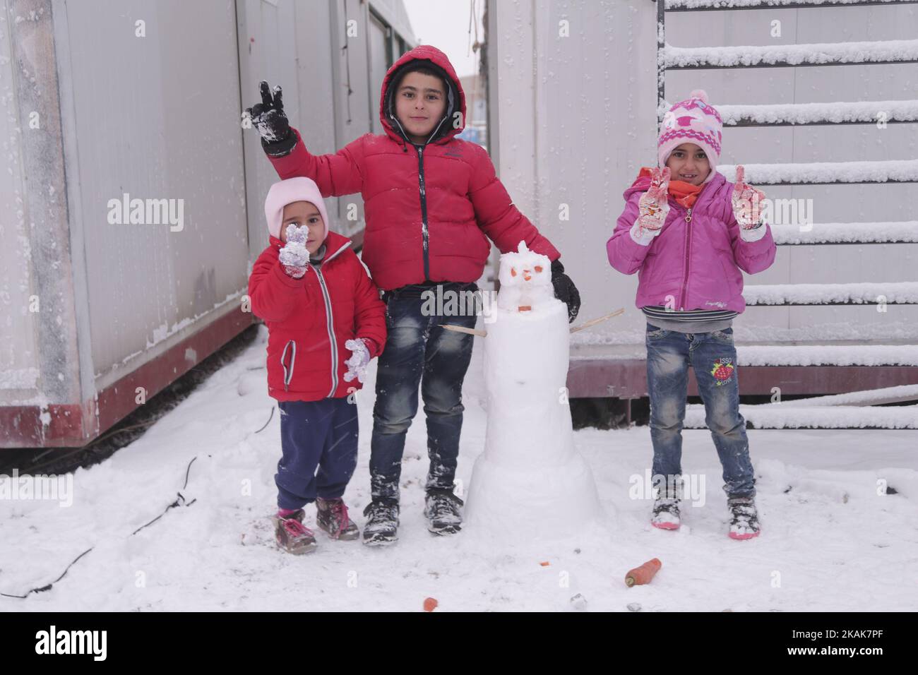 I bambini giocano nella Grecia settentrionale nei campi della città di Salonicco o nei dintorni il 11 gennaio 2017. Nel campo di Softex la temperatura era di -8Â°C con senso di sensazione reale al di sotto di -13Â°C e ci sono state circa 20cm di nevicate durante una tempesta di neve heaby di mezza giornata. Le tende erano innevate. Non c'è acqua corrente come i tubi si sono congelati e molte tende non hanno elettricità e riscaldamento. Anche molti rifugiati senza documenti sono stati costretti ad abbandonare il campo. (Foto di Nicolas Economou/NurPhoto) *** Please use Credit from Credit Field *** Foto Stock