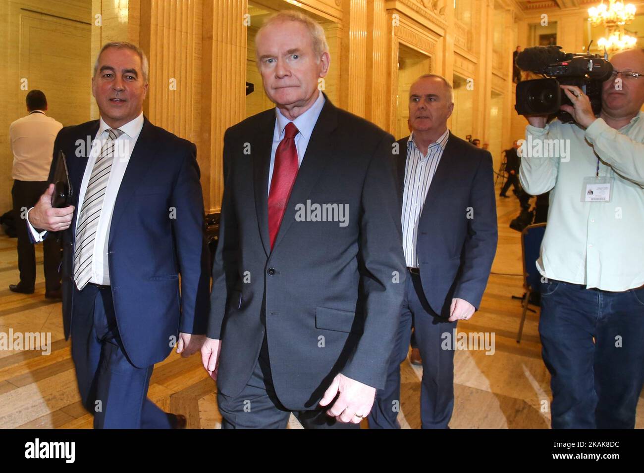 Martin McGuinness lascia la Grande Sala di Stormont a seguito di una sessione plenaria in cui il Sinn Fein ha rifiutato di rinominare un vice primo ministro. Lunedì 16 gennaio 2017 a Belfast, Irlanda del Nord, Regno Unito. Foto di Artur Widak *** Please use Credit from Credit Field *** Foto Stock