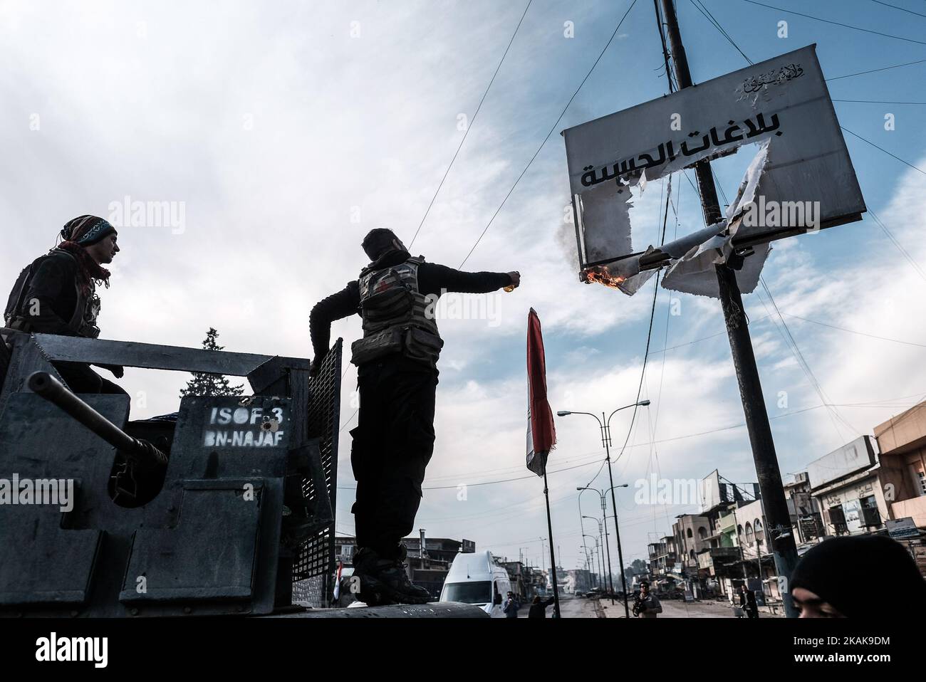 MOSUL, IRAQ - 18 GENNAIO 2017 - i soldati dell'ISOF distruggono il segno di ufficio della corte religiosa dell'ISIL. Le forze irachene hanno ripreso il controllo di Mosul orientale dal gruppo dello Stato islamico. La città è tagliata a metà dal fiume Tigri, e le truppe si sono concentrate sulla metà orientale dall'inizio delle operazioni. Il conflitto a Mosul ha costretto 178,000 civili a fuggire nei campi profughi, ma molti di essi sono stati occasionalmente presi di mira dai militanti per la fuga. (Foto di Maciej Moskwa/NurPhoto) *** Please use Credit from Credit Field *** Foto Stock