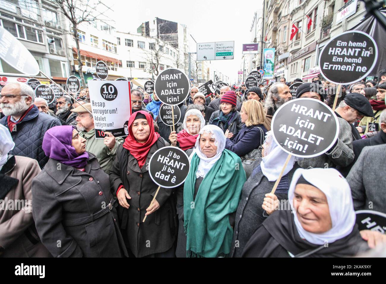 La gente grida slogan mentre tiene cartelli con la scritta "Siamo tutti Hrant, siamo tutti armeni” davanti agli uffici del settimanale armeno Agos durante un raduno commemorativo del decimo anniversario dell'assassinio del giornalista turco-armeno Hrant Dink, a Istanbul, il 19 gennaio 2017. Dieci anni dopo che il giornalista turco-armeno Hrant Dink è stato ucciso a colpi di arma da fuoco a Istanbul, armeni e turchi non hanno ancora raggiunto la riconciliazione di cui sognava. L'assassinio di Dink da parte di un giovane cannoniere il 19 gennaio 2007, vicino agli uffici del giornale Agos che ha fondato, se Foto Stock