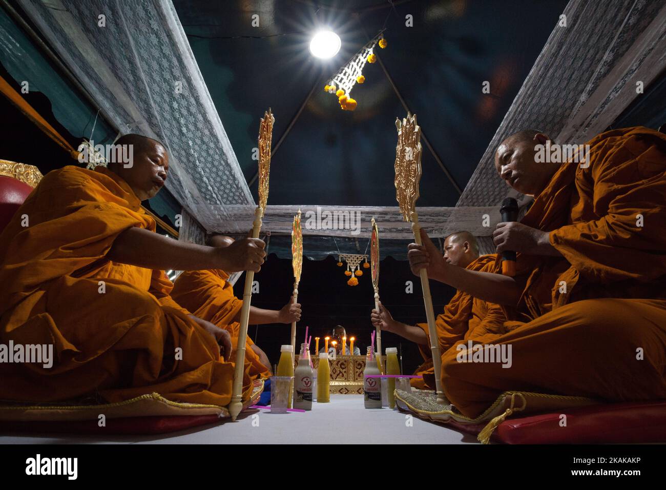 Varie agenzie e persone thailandesi meritano cerimonie per celebrare il 100th° giorno del passaggio del Re Bhumibol Adulyadej nella Provincia di Prachinburi, Thailandia, il 20 gennaio 2017. (Foto di Panupong Changchai/NurPhoto) *** Please use Credit from Credit Field *** Foto Stock